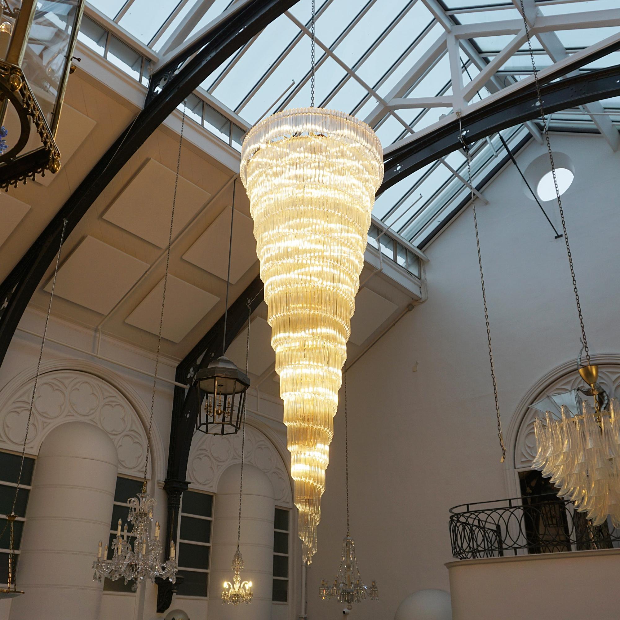 Vetro Un grande lampadario da 3,2 metri a forma di 