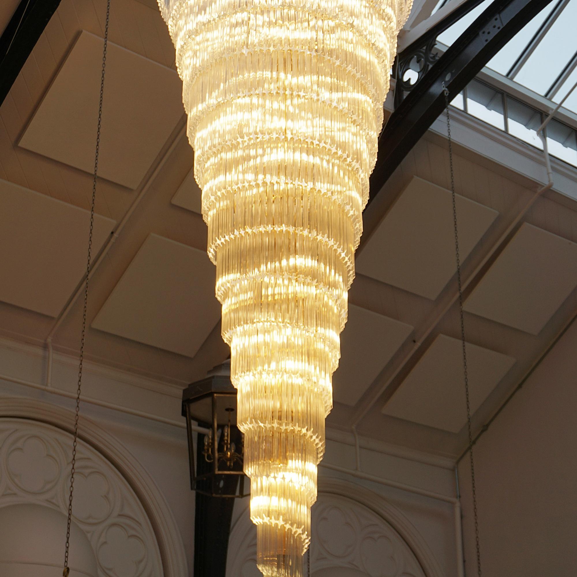 Un grande lampadario da 3,2 metri a forma di 