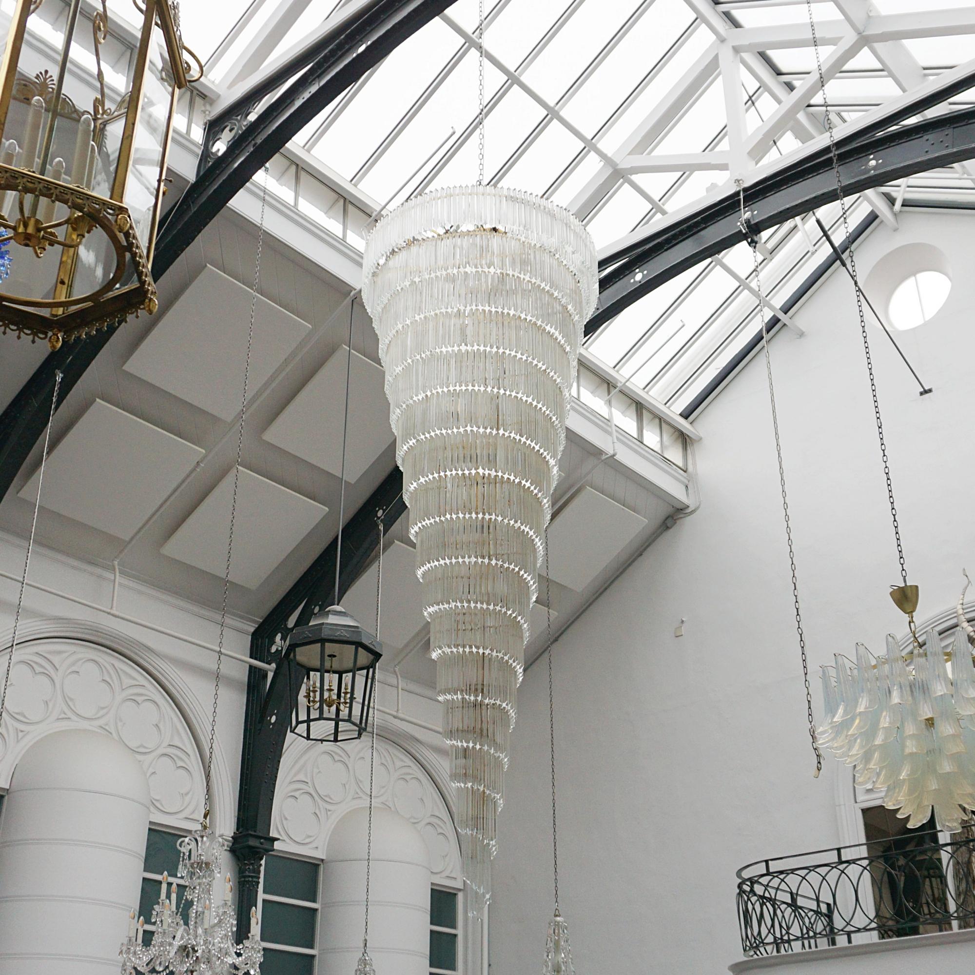 Un grande lampadario da 3,2 metri a forma di 
