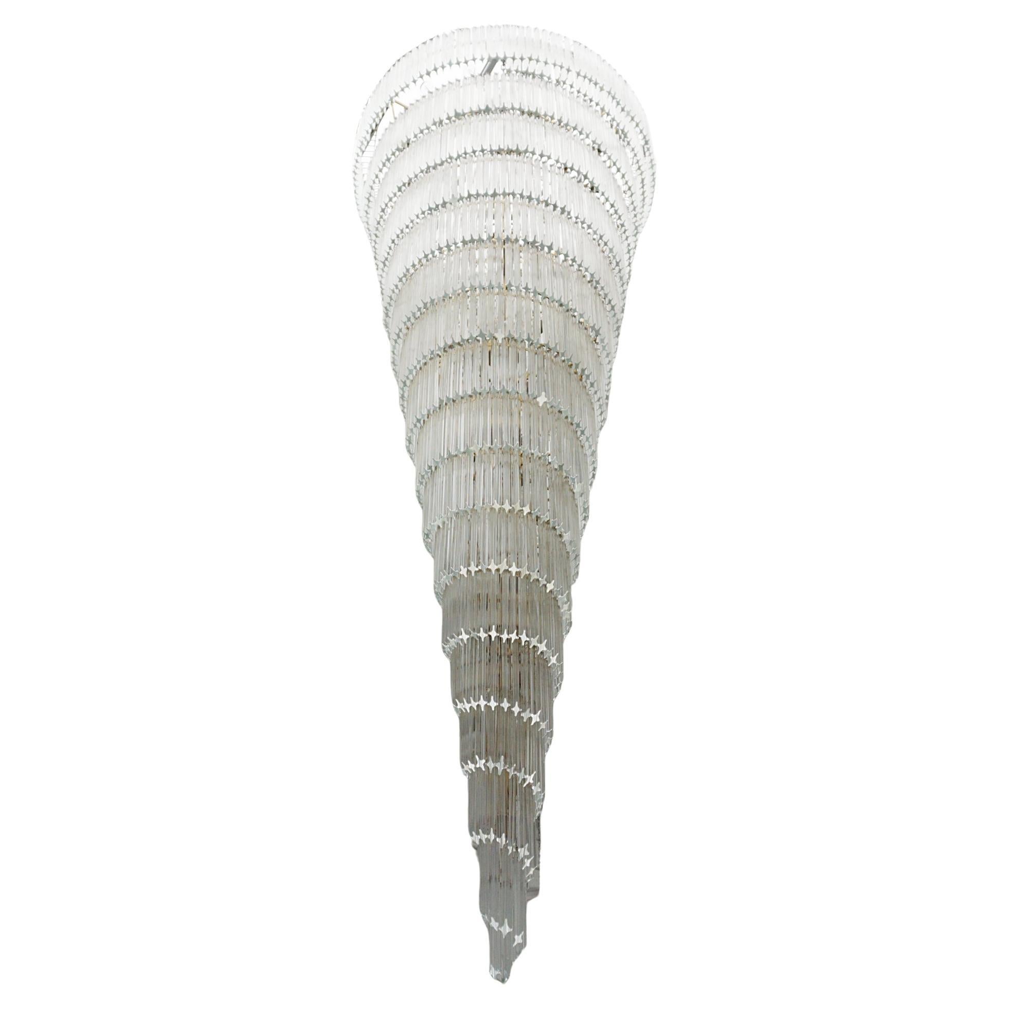 Un grande lampadario da 3,2 metri a forma di "Prisma" di Murano