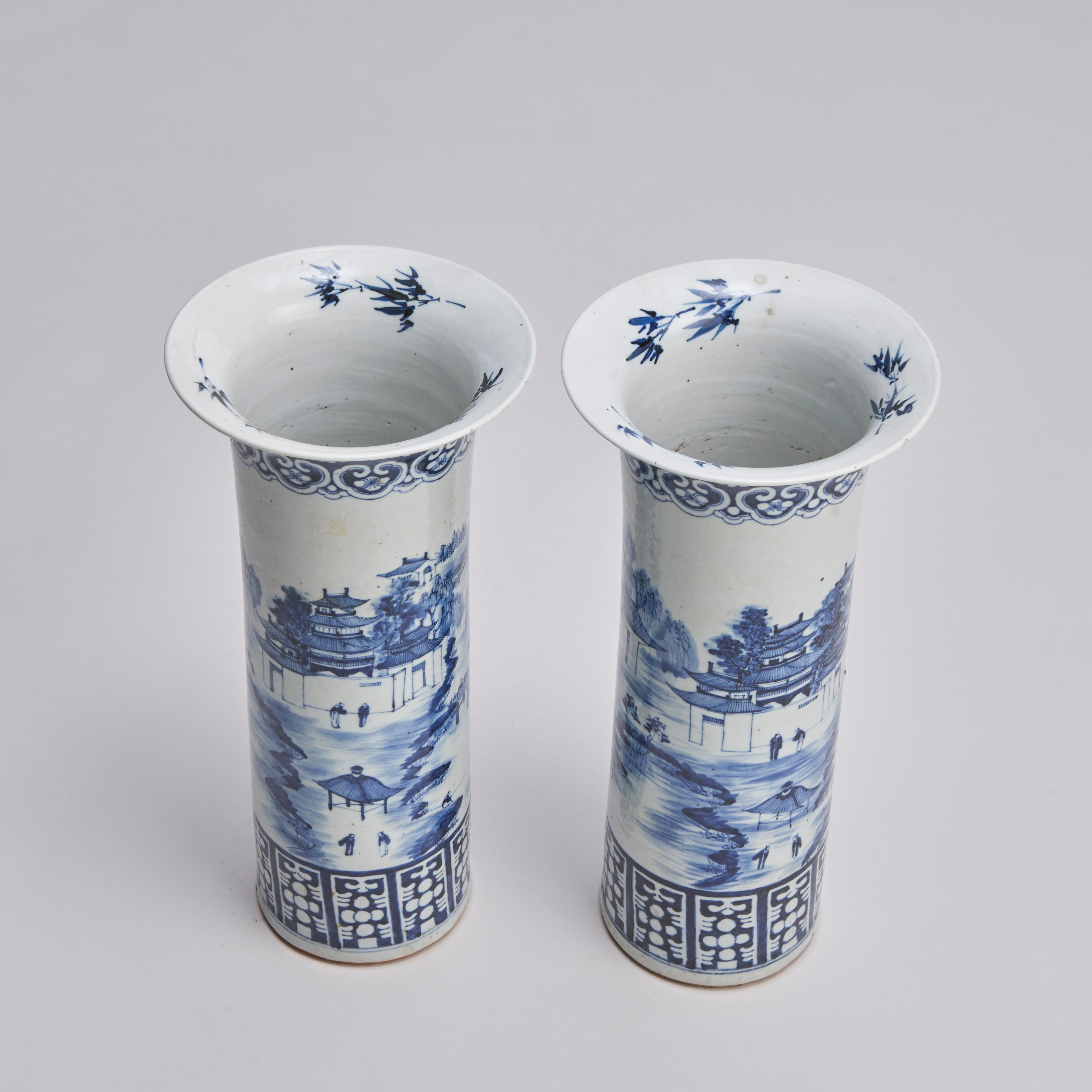 Aus unserer Sammlung von antikem chinesischem Porzellan stammt dieses große Paar blau-weißer Vasen aus dem neunzehnten Jahrhundert.
Die ausgestellten Hälse mit stilisiertem Bambuslaub auf der Innenseite. Die Hauptteile der Vasen zeigen idyllische