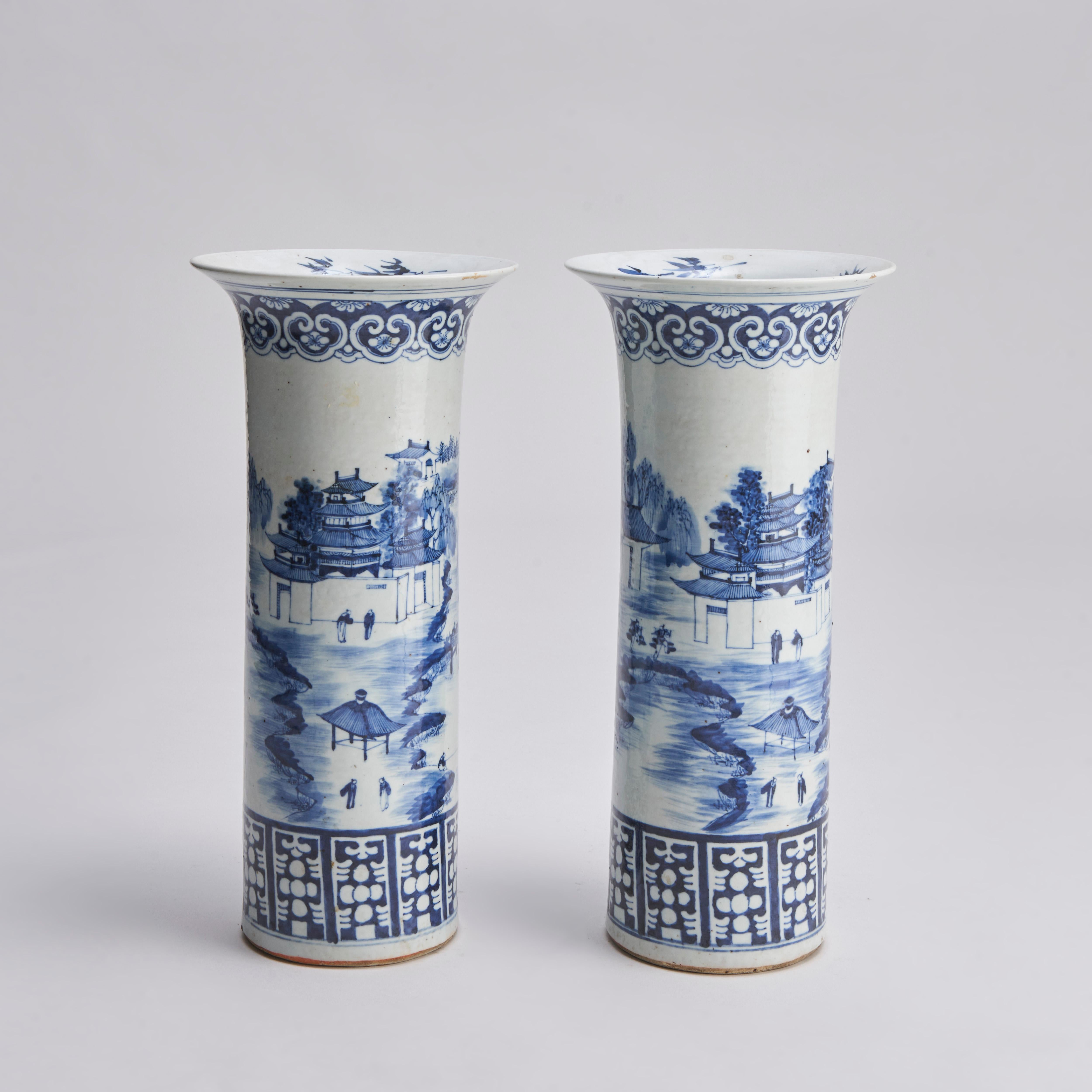 A large (44cm in height) pair of blue and white sleeve vases  In Good Condition For Sale In London, GB