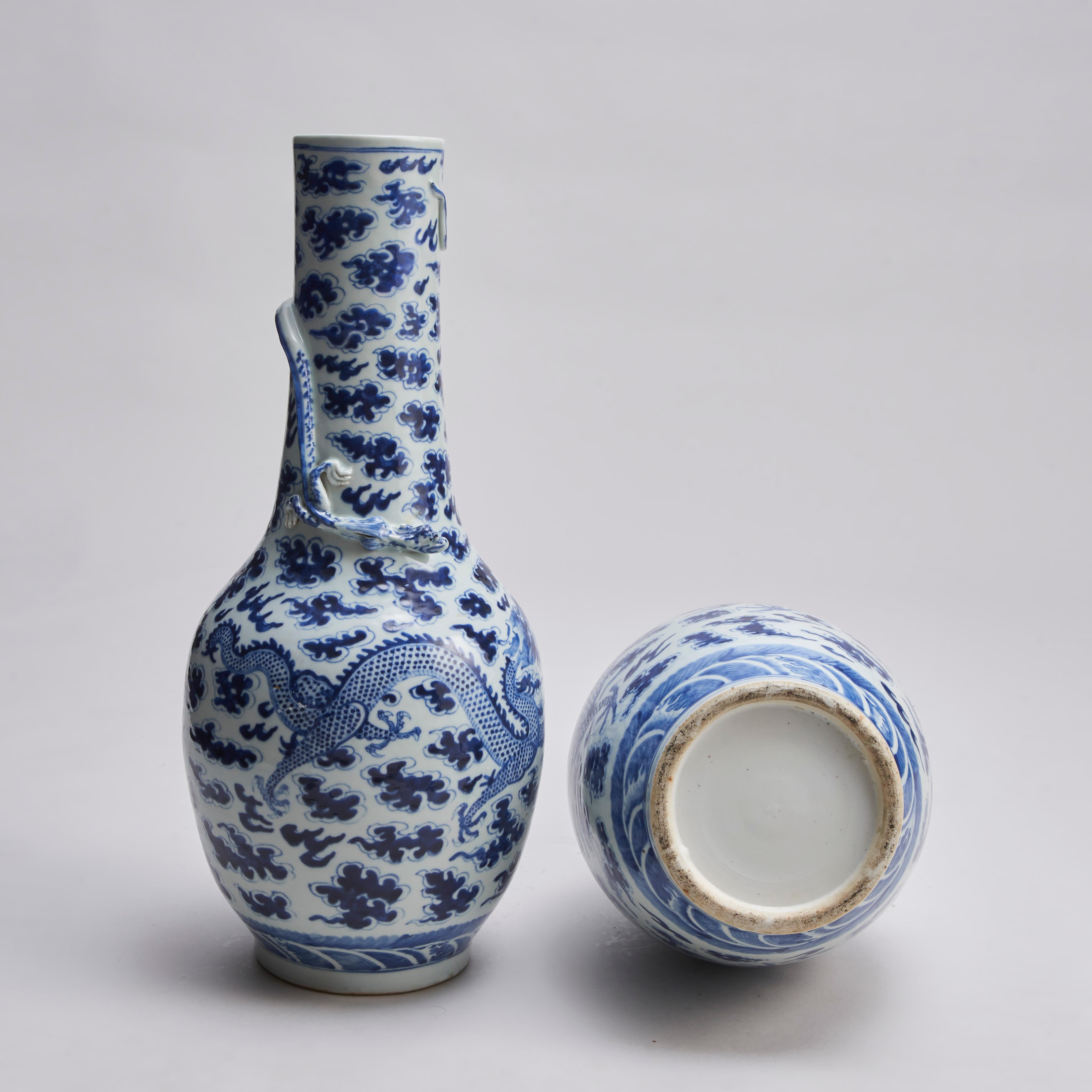 A large (61cm in height) pair of 19th Century Chinese porcelain blue and w For Sale 7