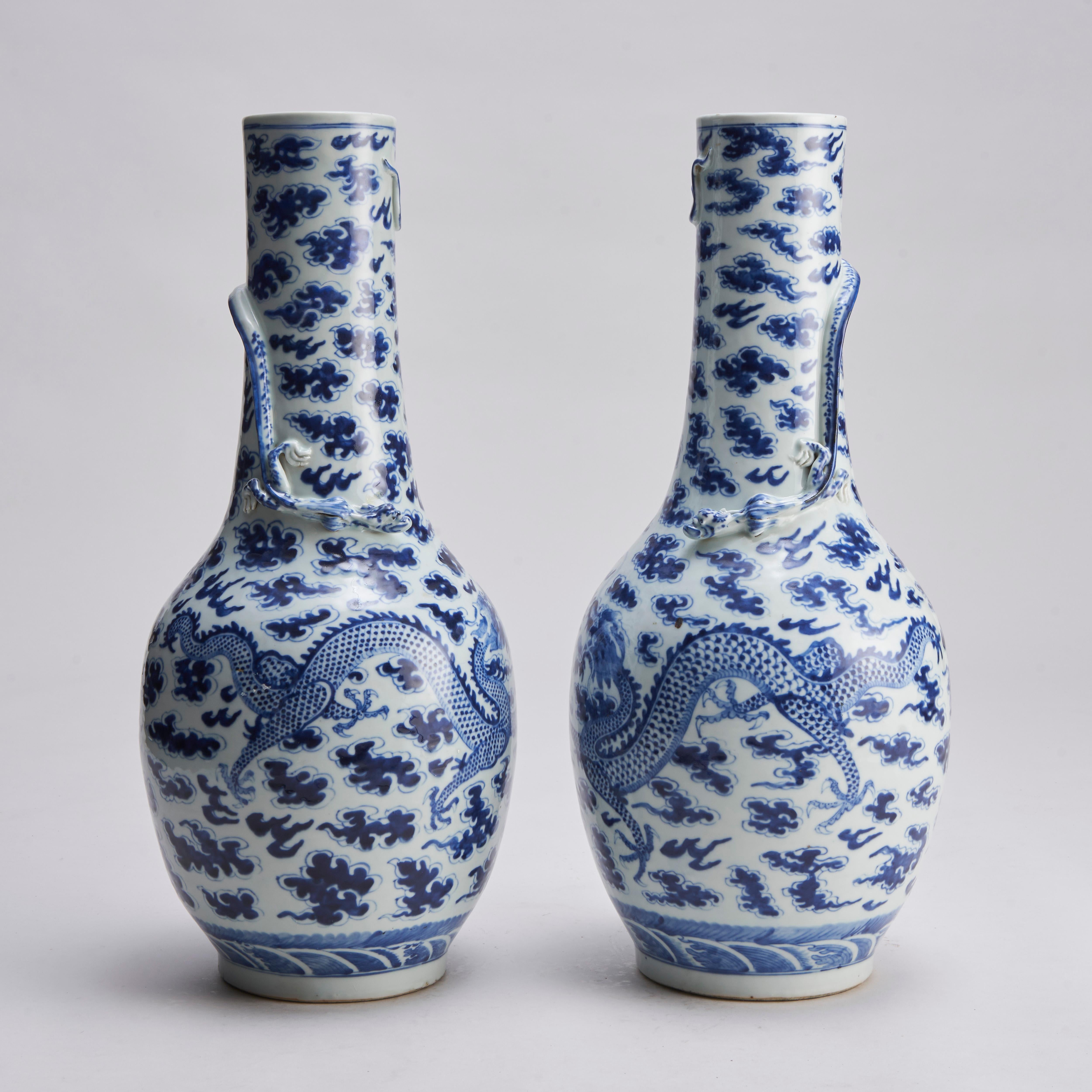 A large (61cm in height) pair of 19th Century Chinese porcelain blue and w In Good Condition For Sale In London, GB