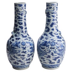 Ein großes (61 cm hoch) Paar chinesisches Porzellanpaar des 19. Jahrhunderts in Blau und w