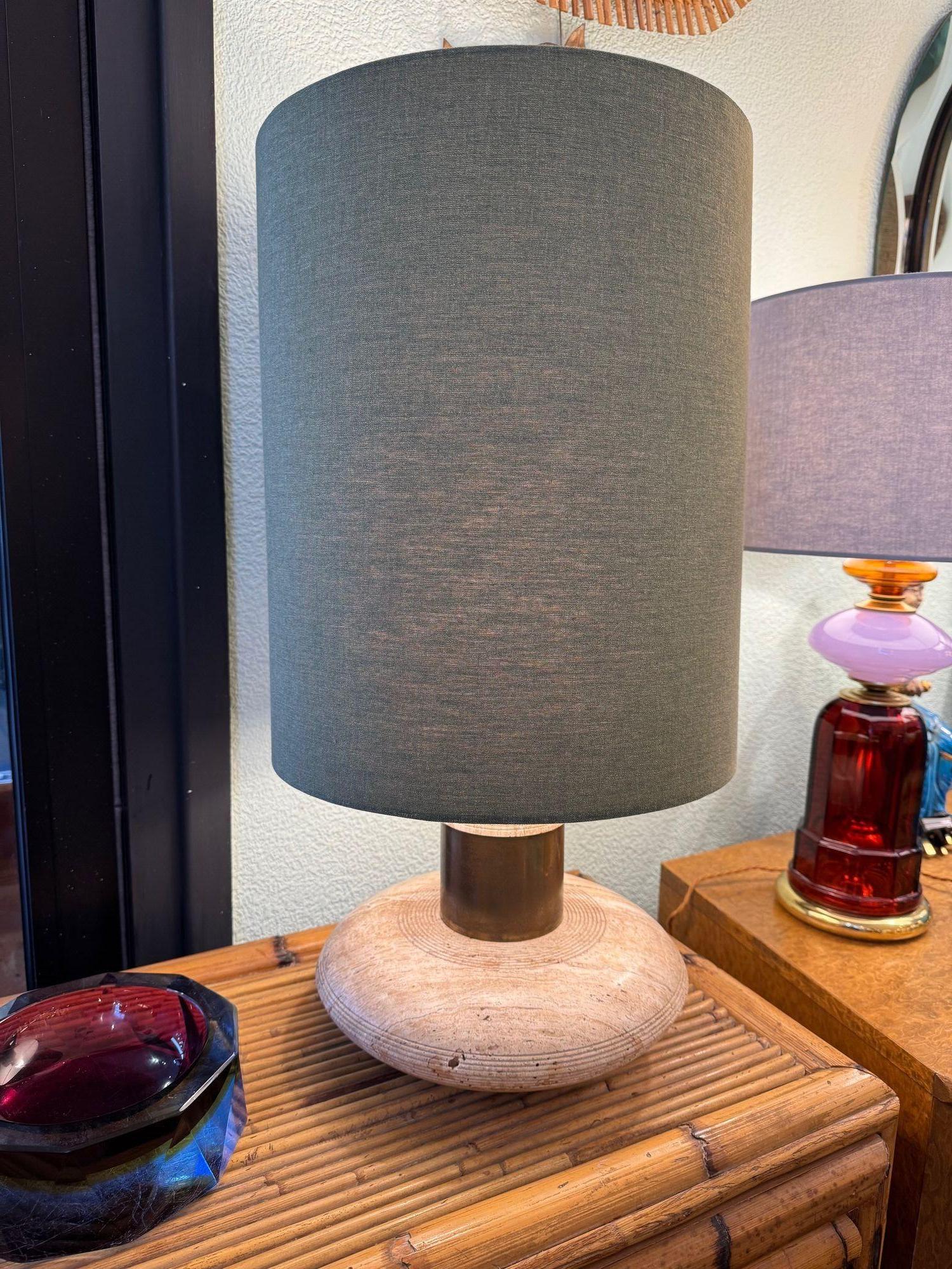 A large 70s elliptical Italian travertine and brass lamp by Fratelli Mannelli For Sale 4