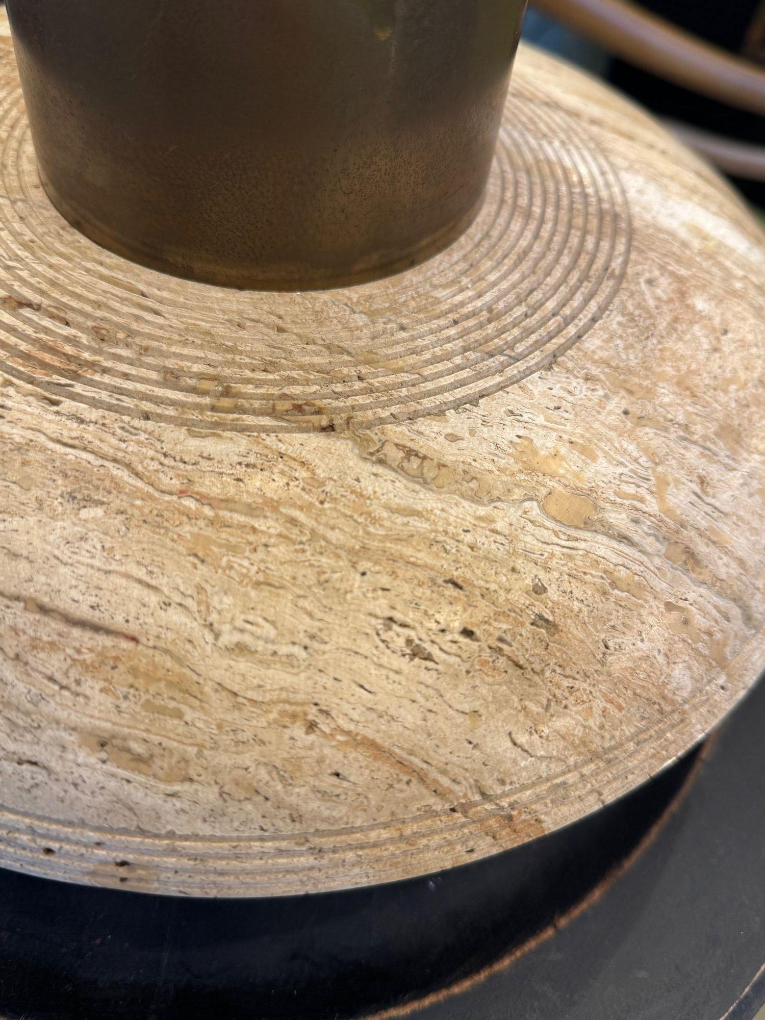 A large 70s elliptical Italian travertine and brass lamp by Fratelli Mannelli For Sale 5