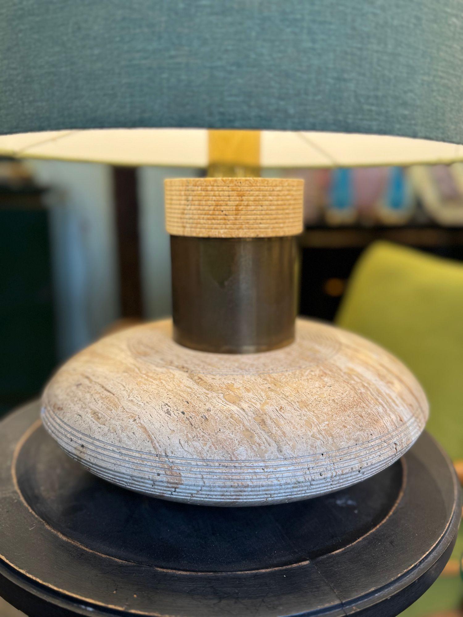 A large 70s elliptical Italian travertine and brass lamp by Fratelli Mannelli For Sale 6