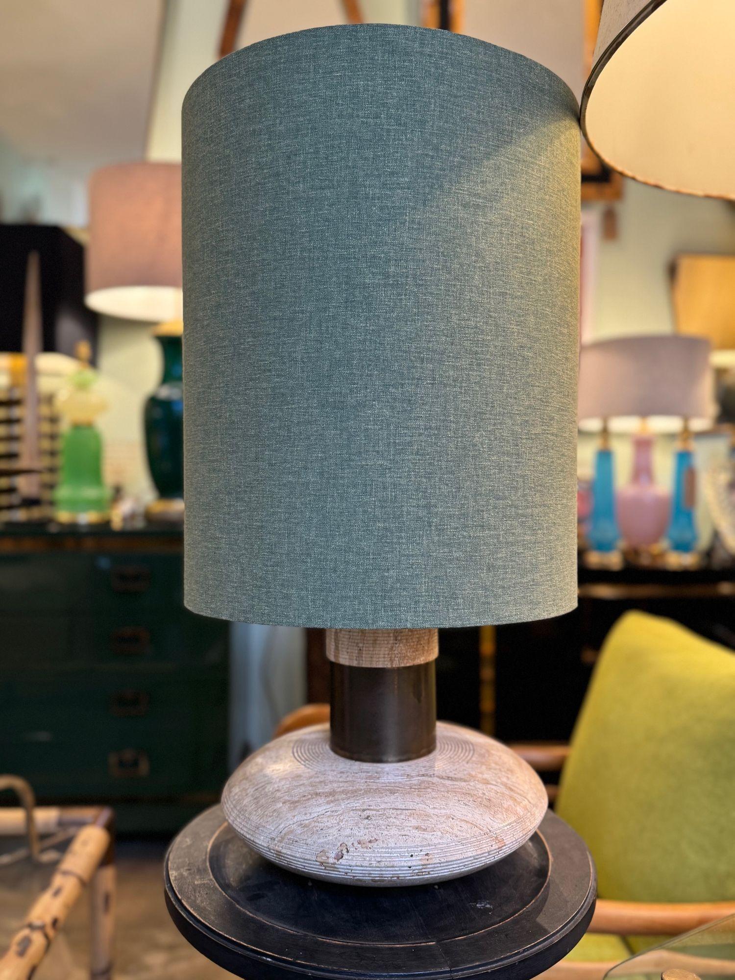 A large 70s elliptical Italian travertine and brass lamp by Fratelli Mannelli For Sale 7
