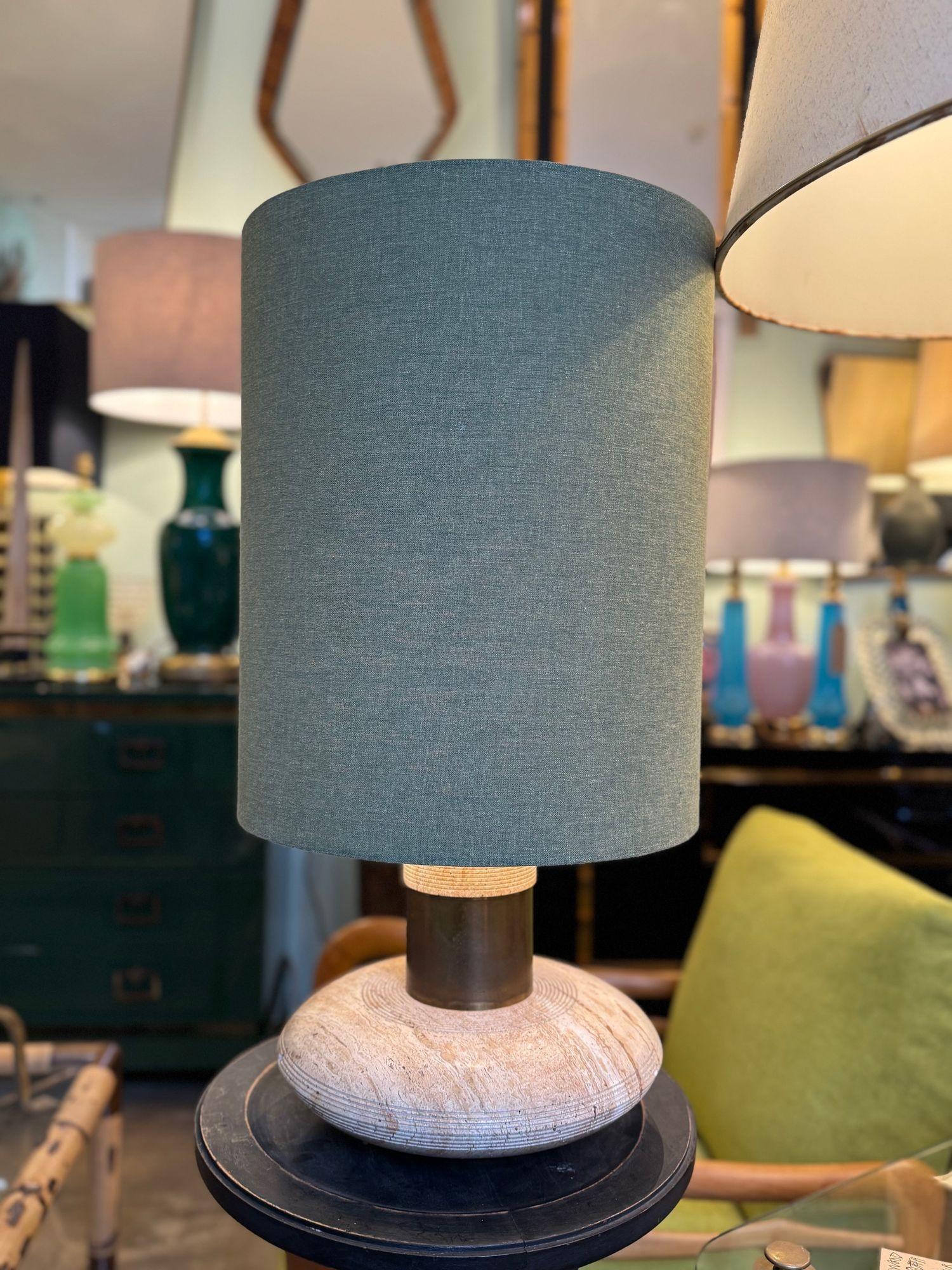 A large 70s elliptical Italian travertine and brass lamp by Fratelli Mannelli For Sale 9