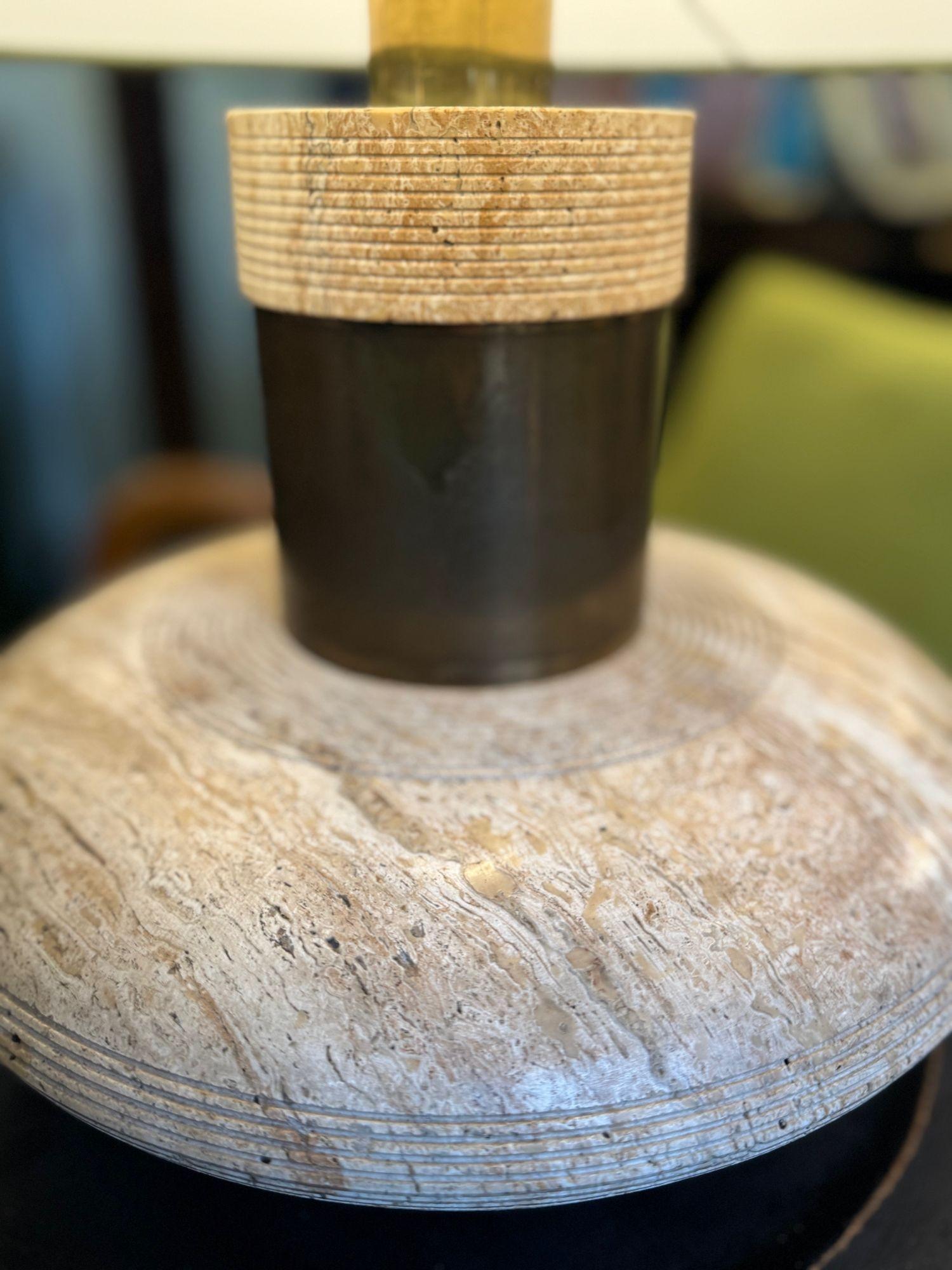 A large 70s elliptical Italian travertine and brass lamp by Fratelli Mannelli In Good Condition For Sale In London, GB