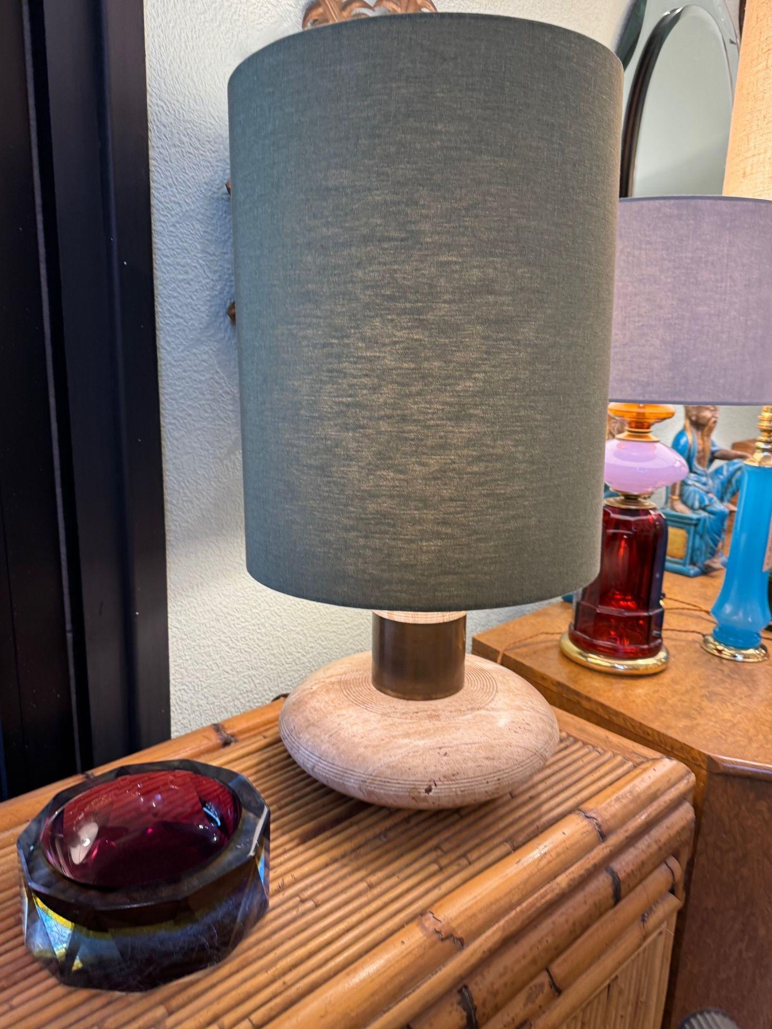 A large 70s elliptical Italian travertine and brass lamp by Fratelli Mannelli For Sale 1