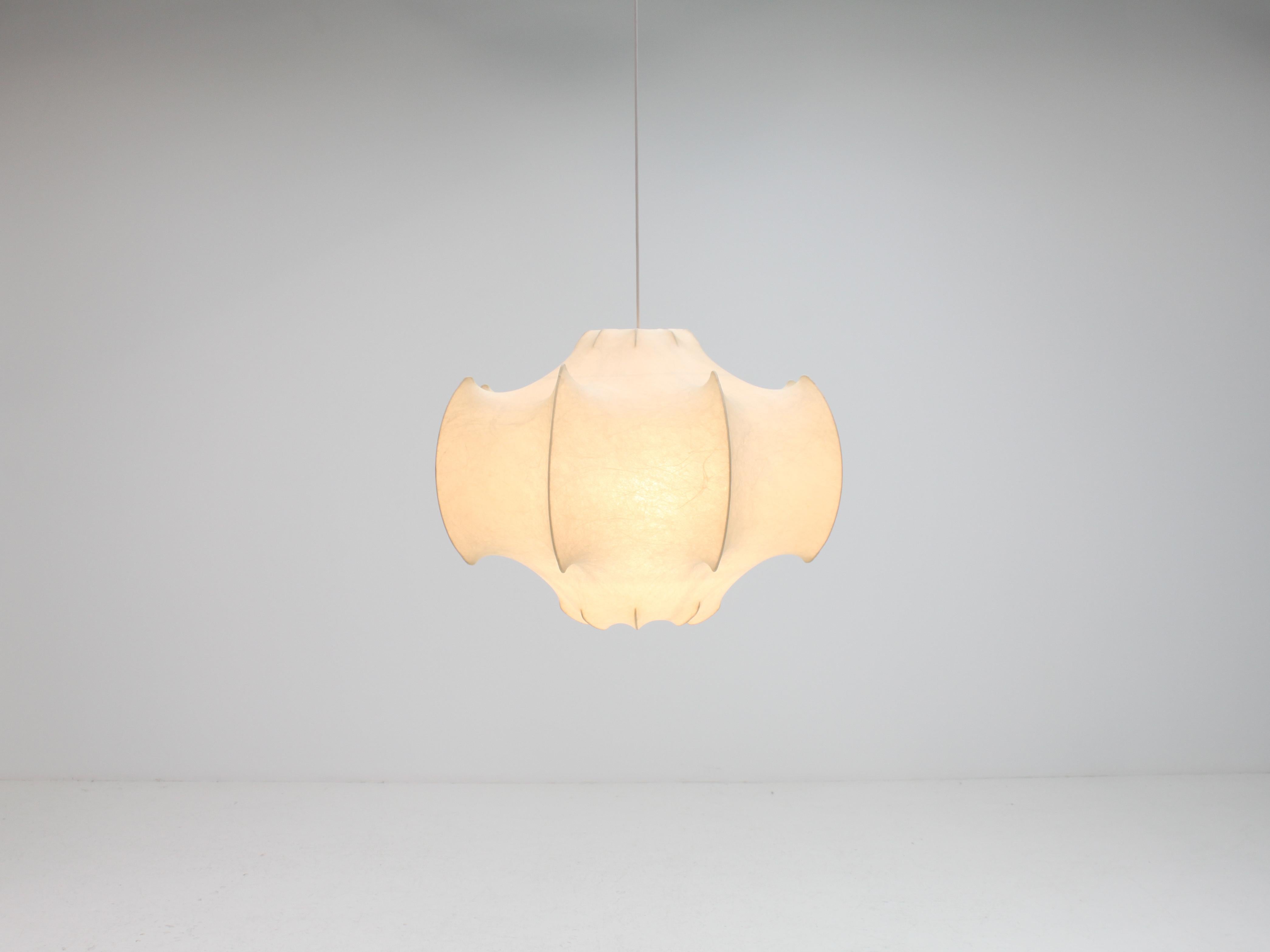 The Achille and Pier Giacomo Castiglioni designed Viscontea pendant used at the time a new spray-on coating polymer from the United States, called the “cocoon”.

Invented by the US military during the Second World War to protect shipments at sea