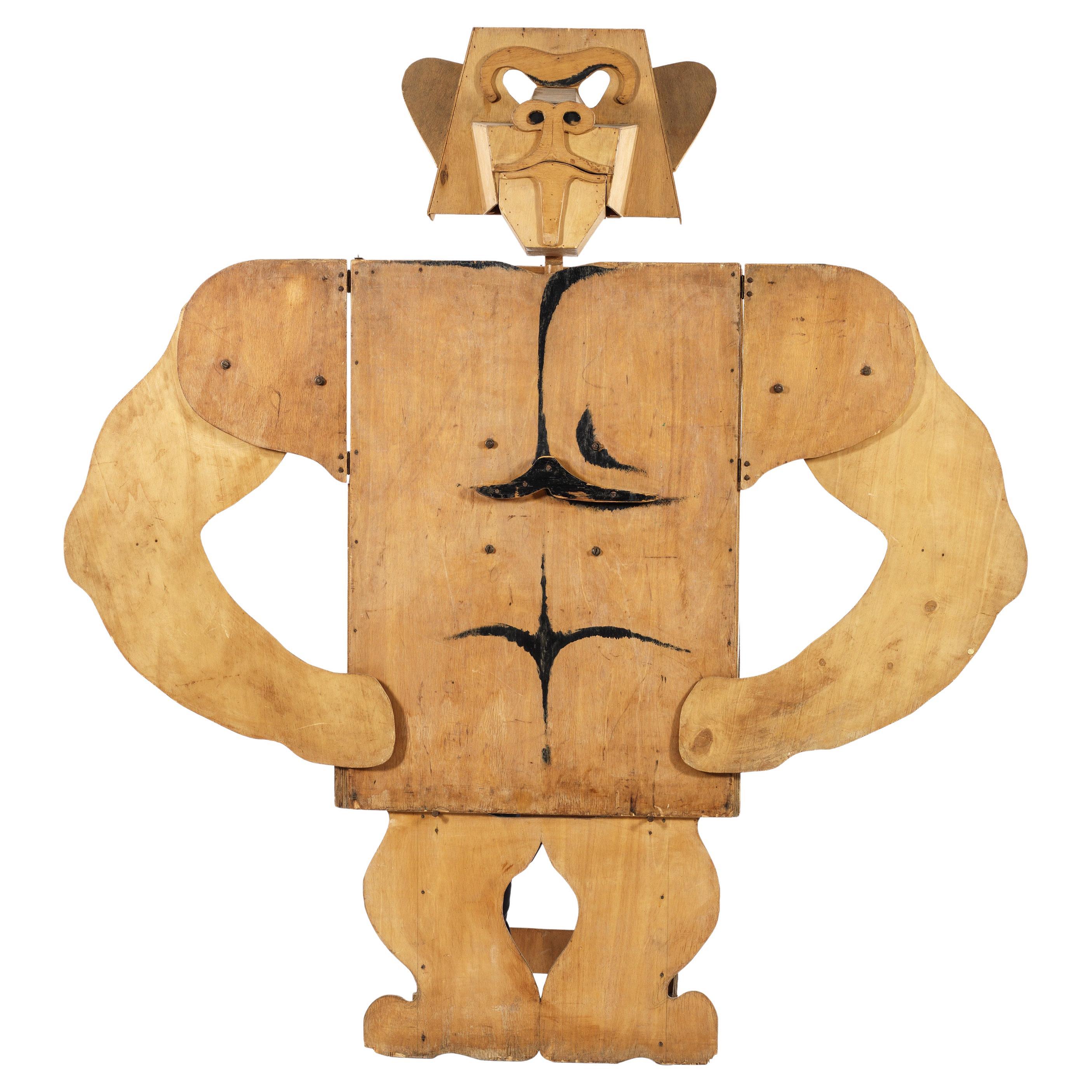 Un grande gorilla regolabile in legno di Luigi Nervo