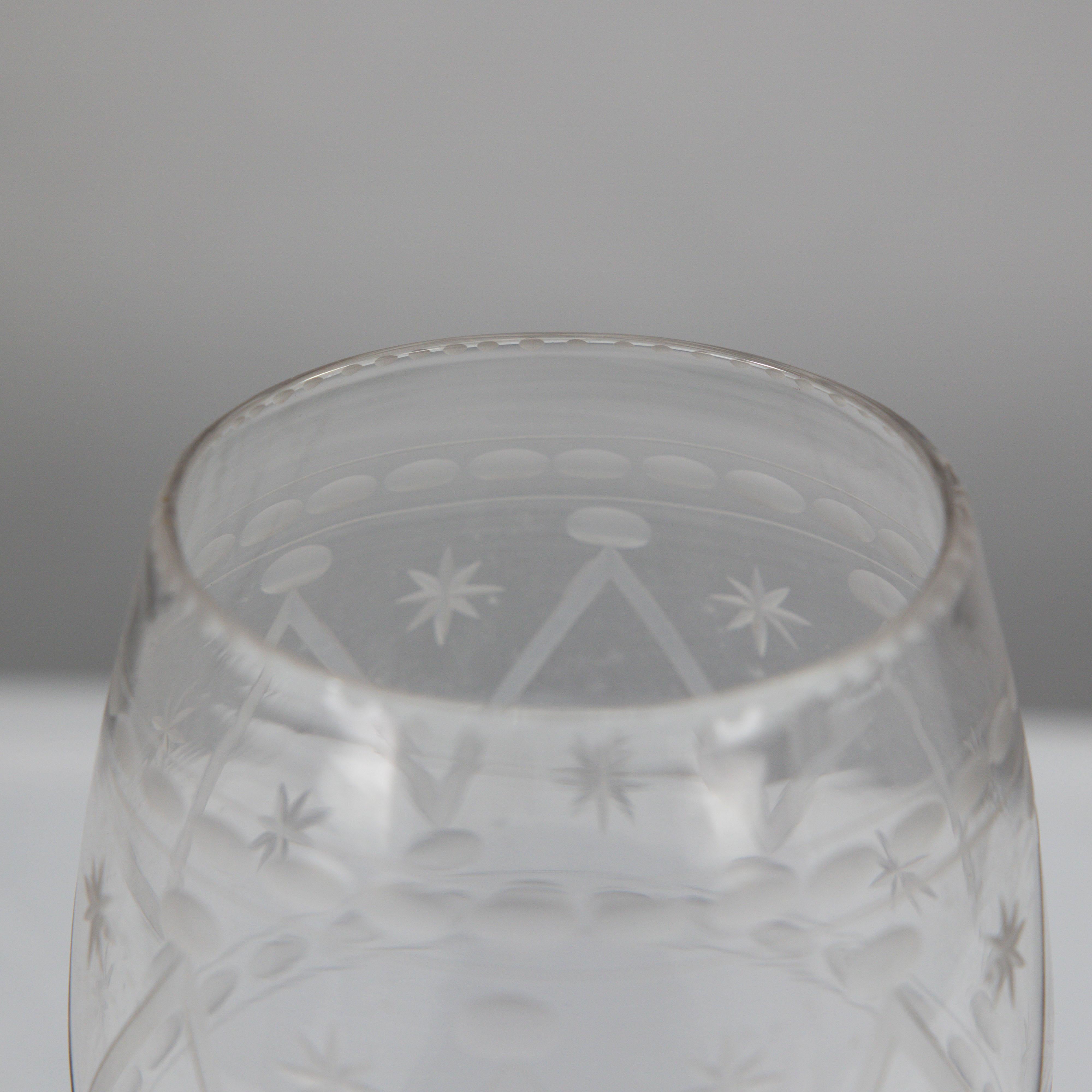 Un grande vaso in vetro color sedano dell'Aesthetic Movement soffiato e inciso a mano in vendita 3