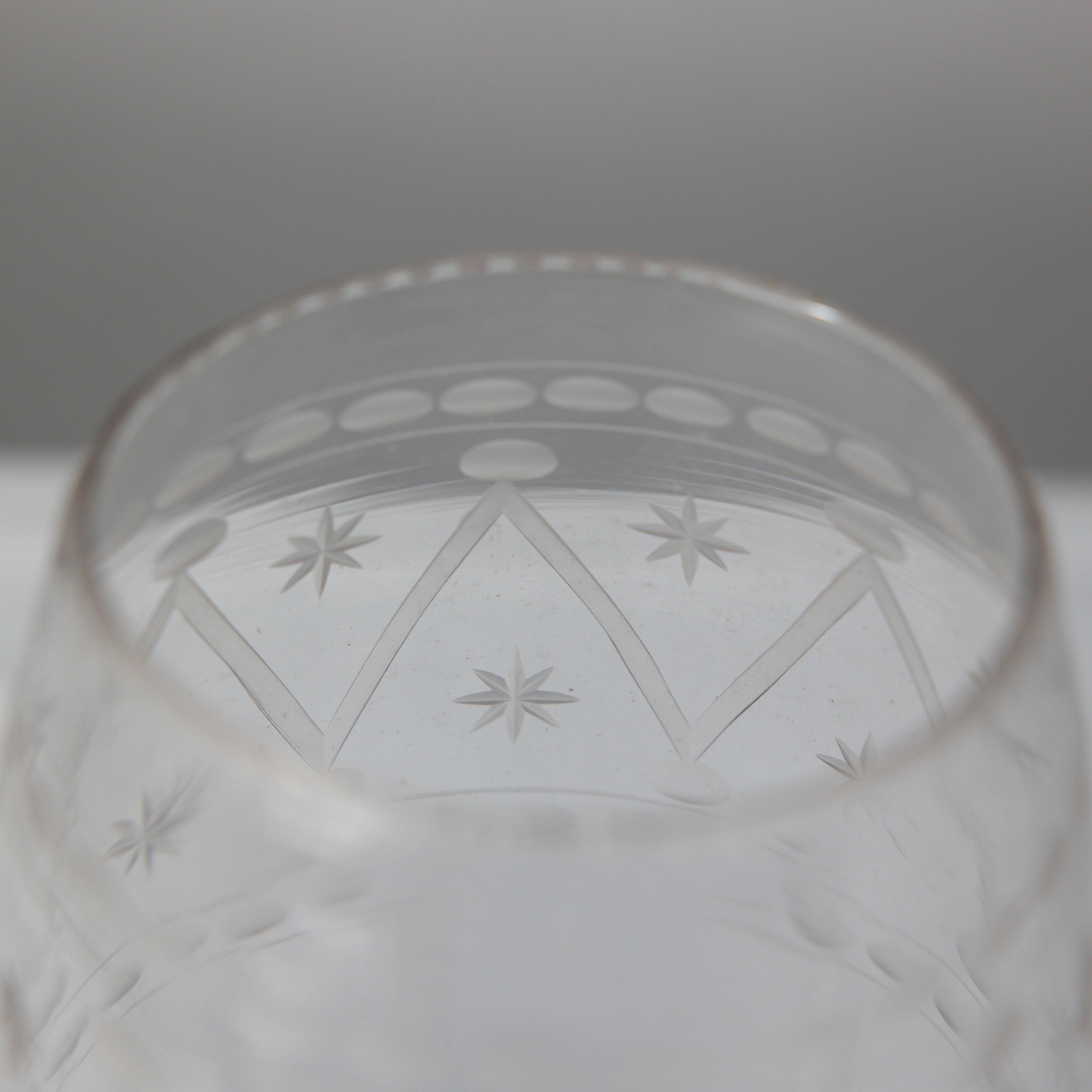 Un grande vaso in vetro color sedano dell'Aesthetic Movement soffiato e inciso a mano in vendita 4