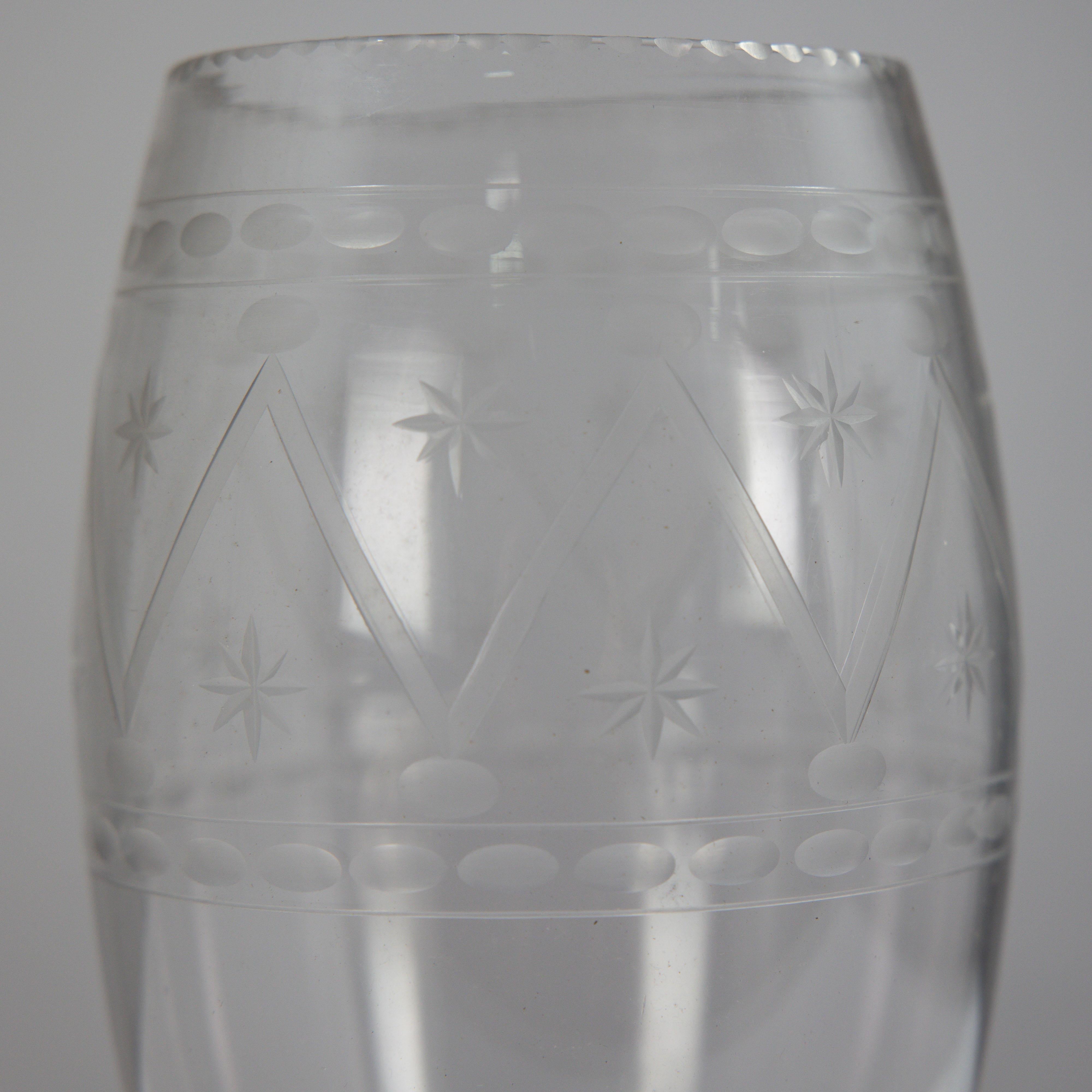 Un grande vaso in vetro color sedano dell'Aesthetic Movement soffiato e inciso a mano in vendita 5