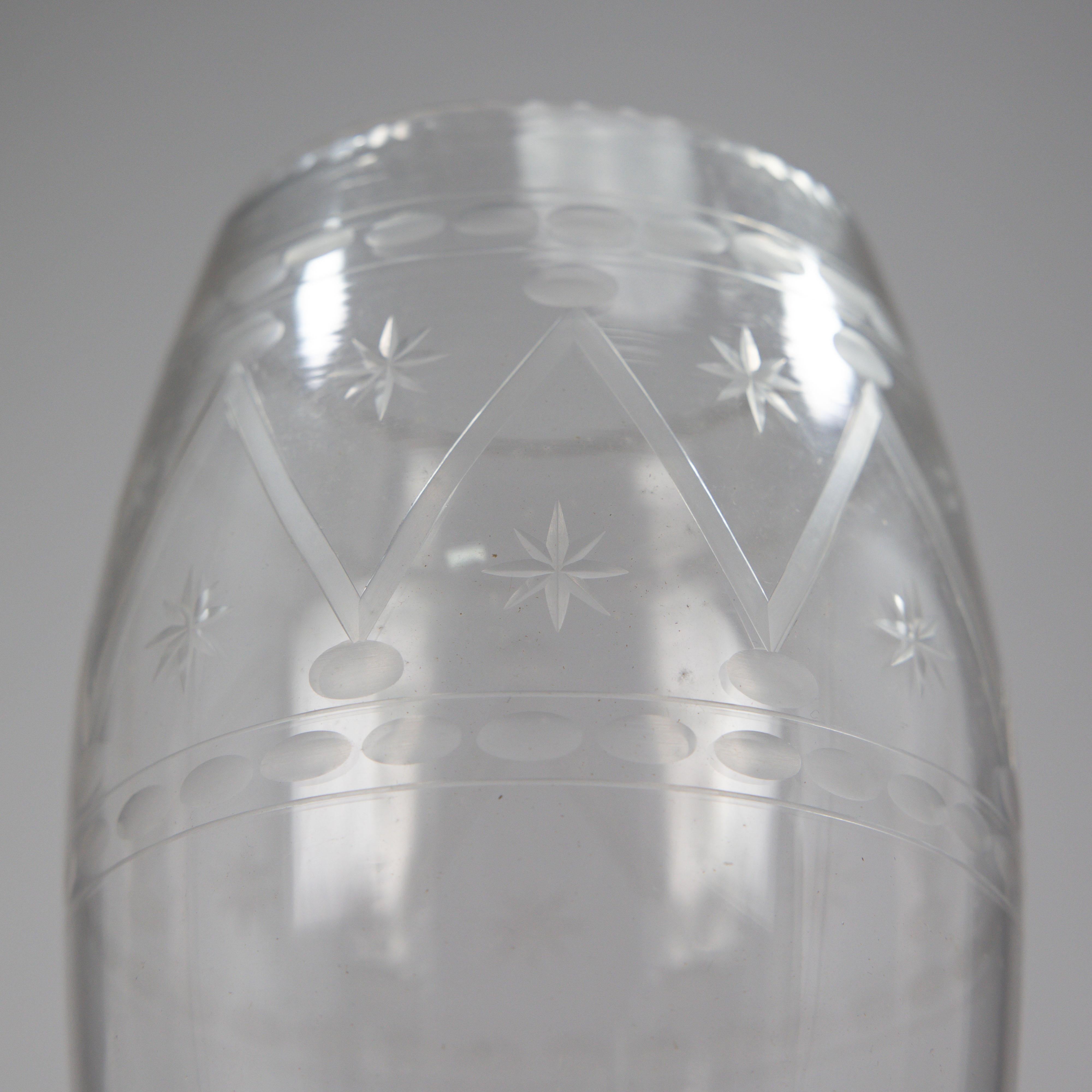 Un grande vaso in vetro color sedano dell'Aesthetic Movement soffiato e inciso a mano in vendita 6