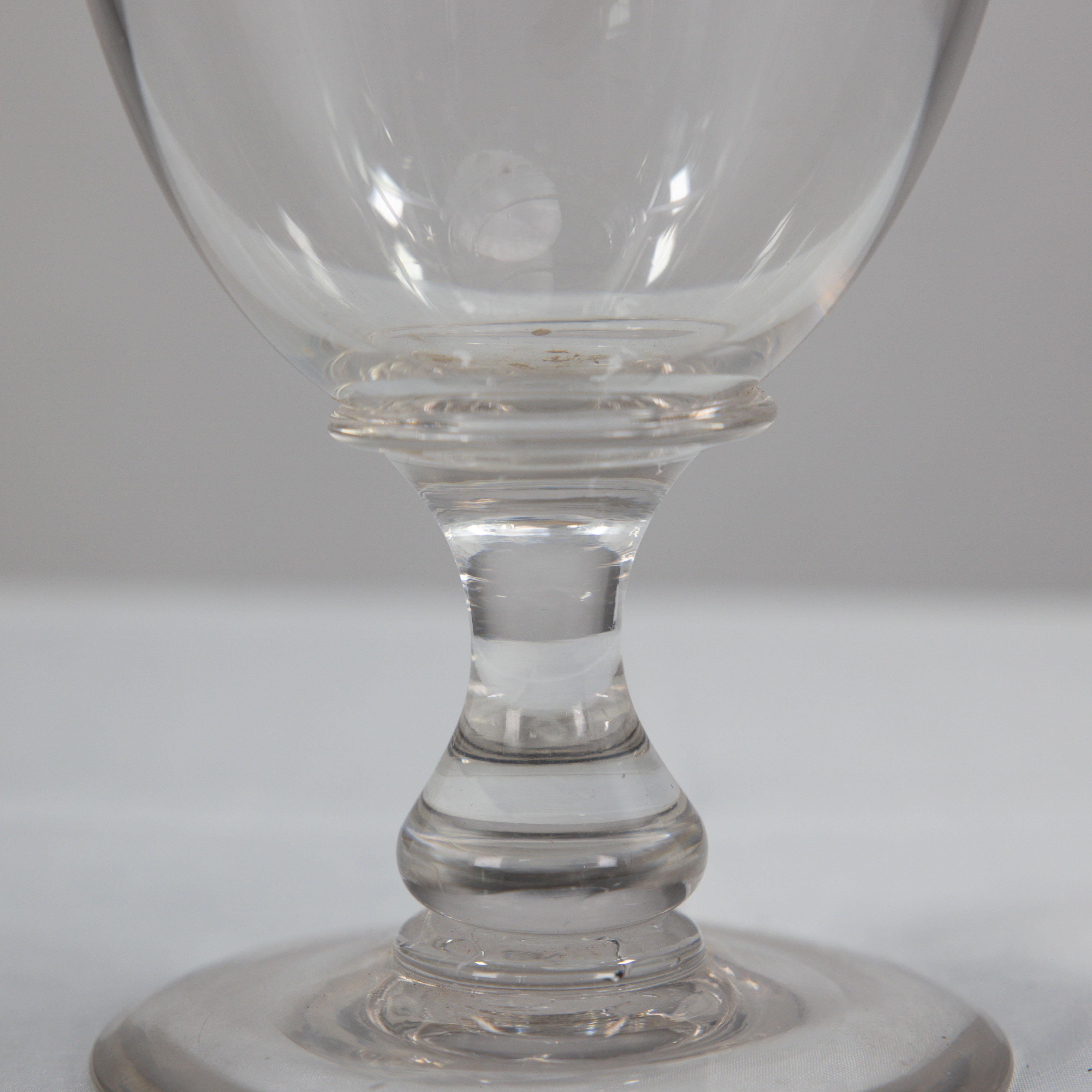 Un grande vaso in vetro color sedano dell'Aesthetic Movement soffiato e inciso a mano in vendita 7