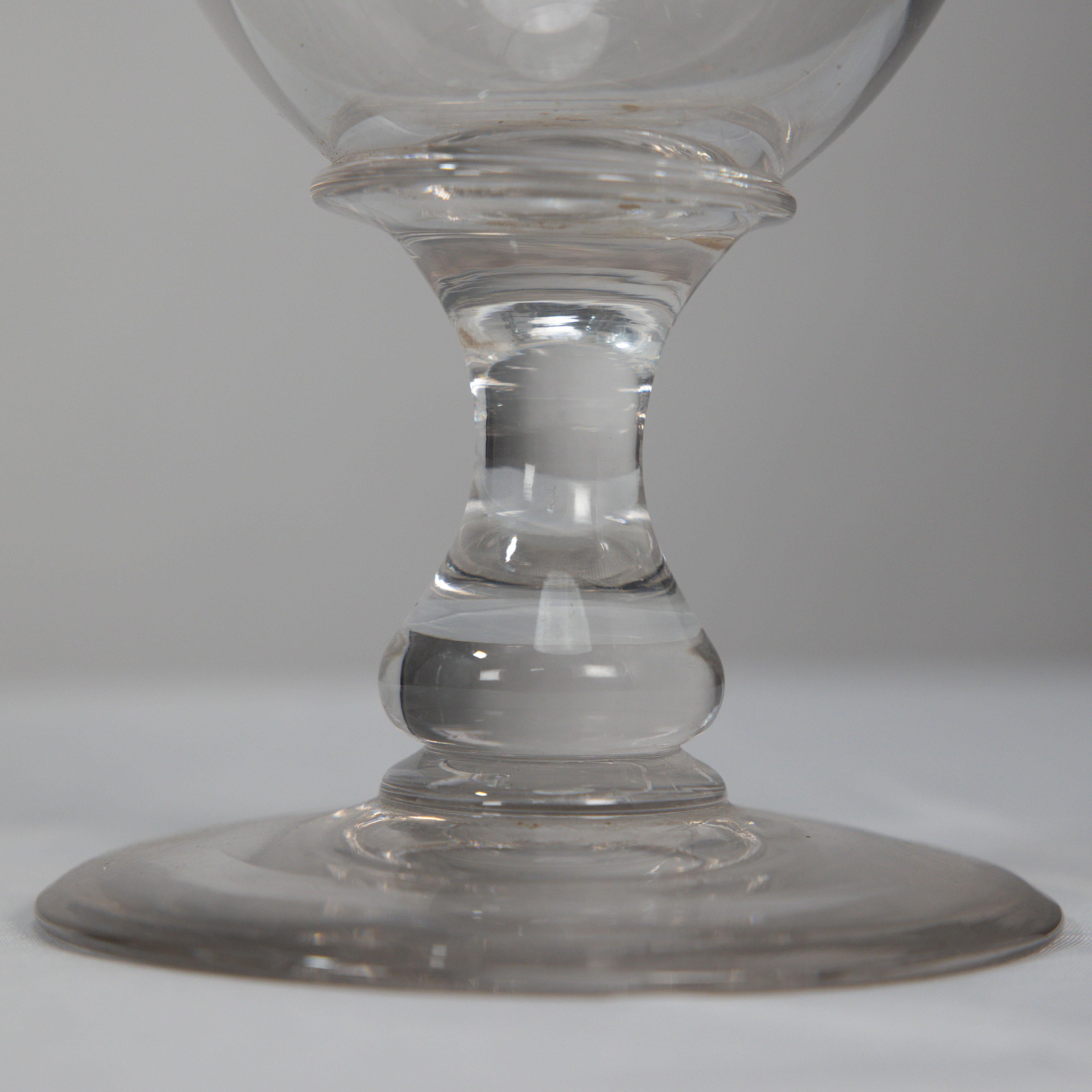Un grande vaso in vetro color sedano dell'Aesthetic Movement soffiato e inciso a mano in vendita 9