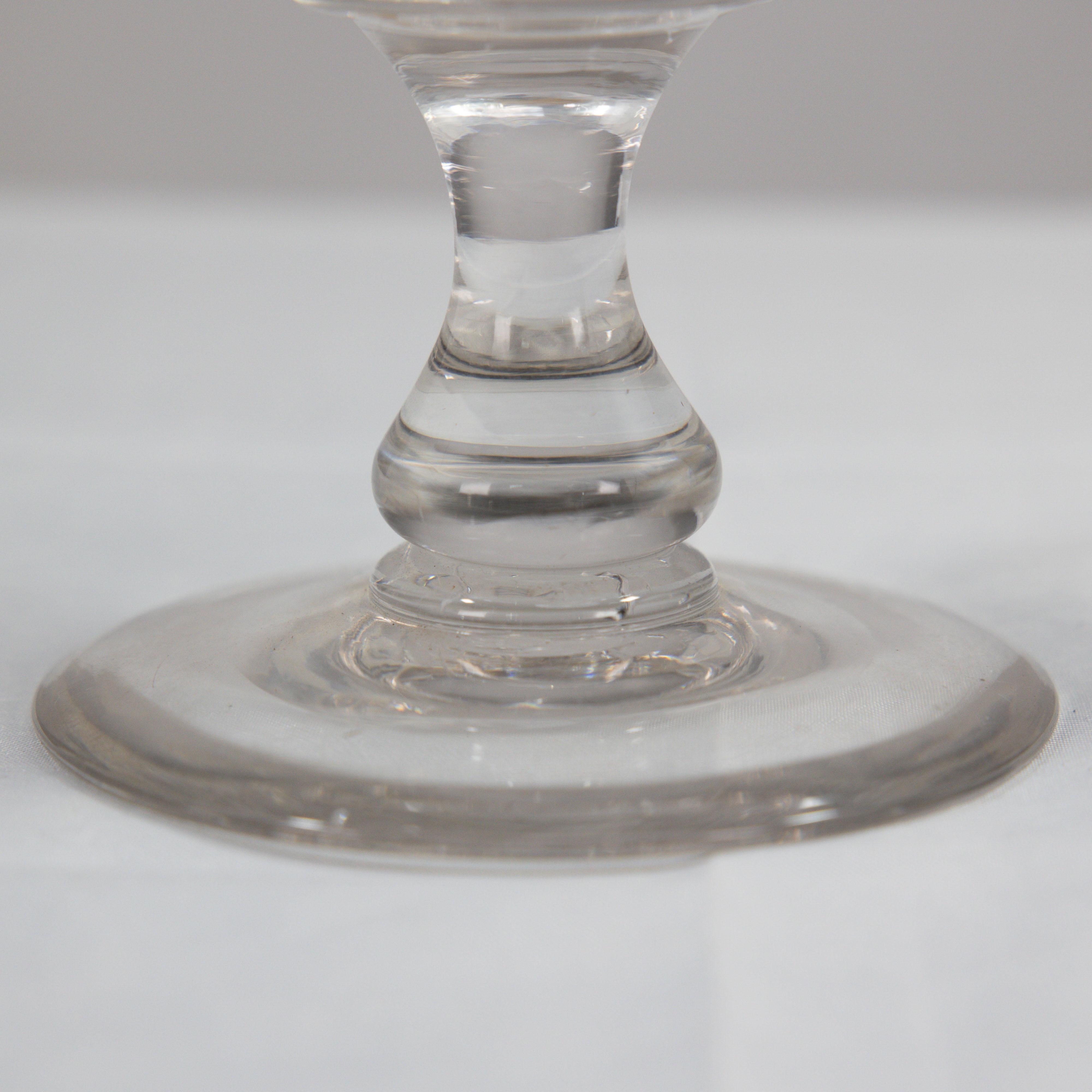 Un grande vaso in vetro color sedano dell'Aesthetic Movement soffiato e inciso a mano in vendita 10
