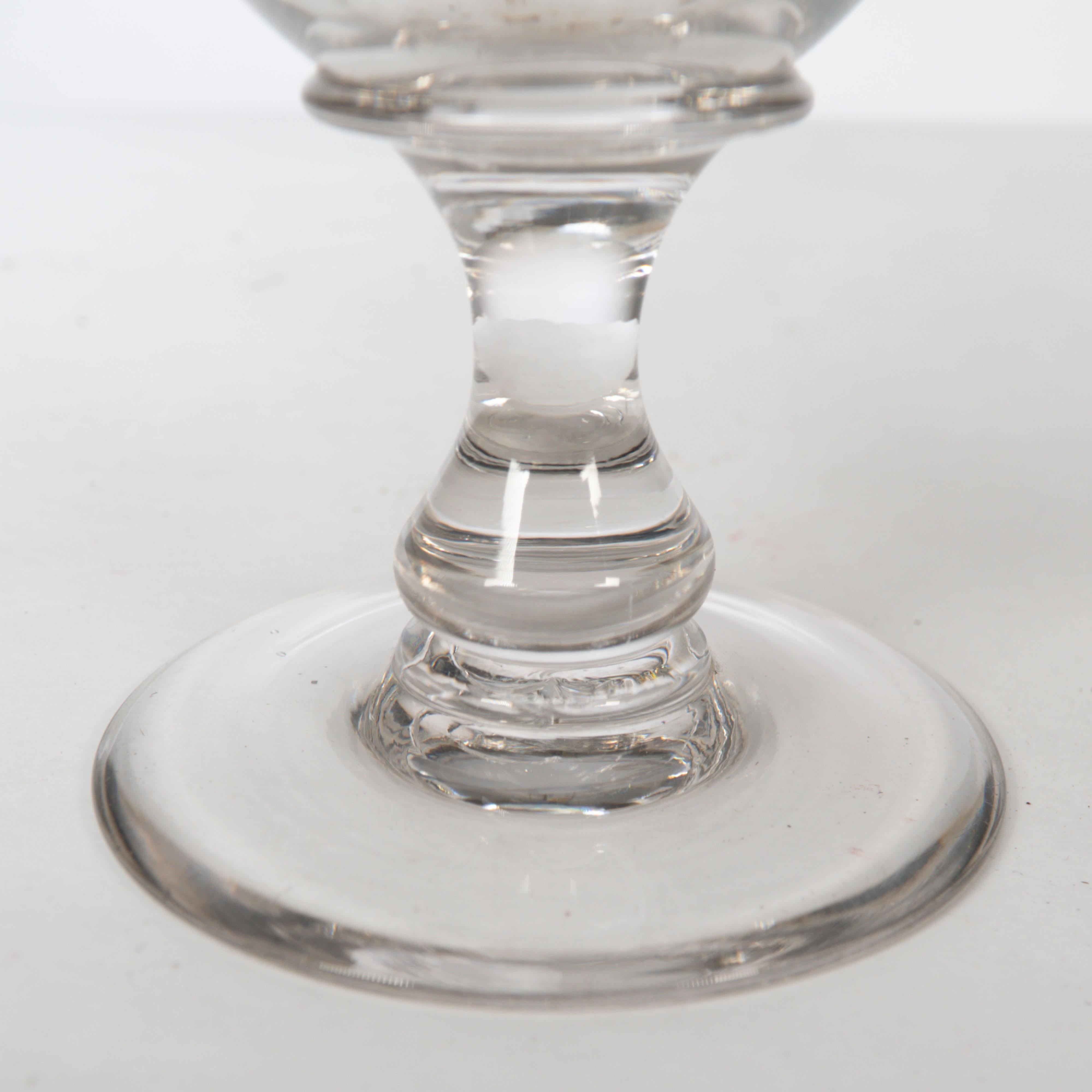 Un grande vaso in vetro color sedano dell'Aesthetic Movement soffiato e inciso a mano in vendita 11