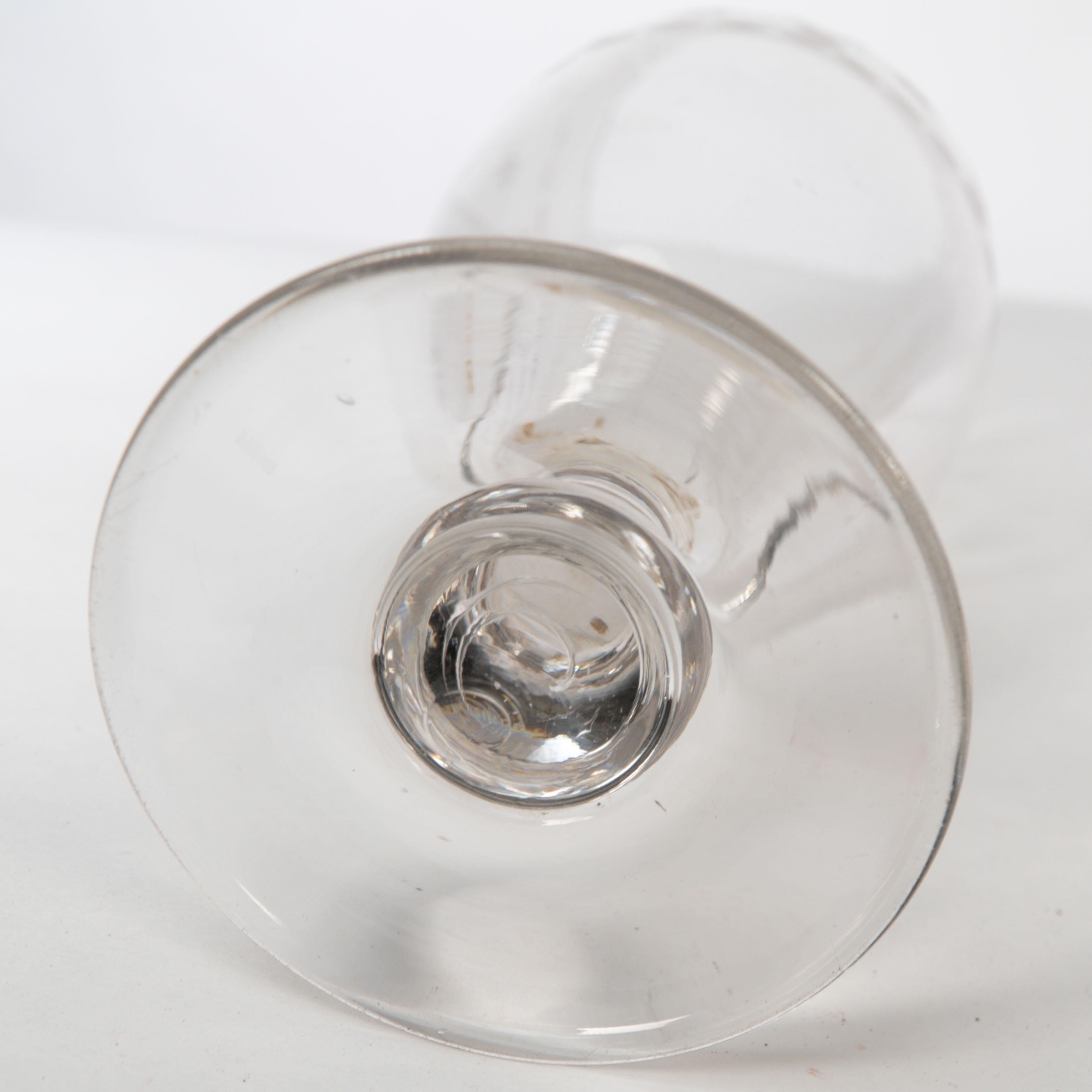 Un grande vaso in vetro color sedano dell'Aesthetic Movement soffiato e inciso a mano in vendita 12