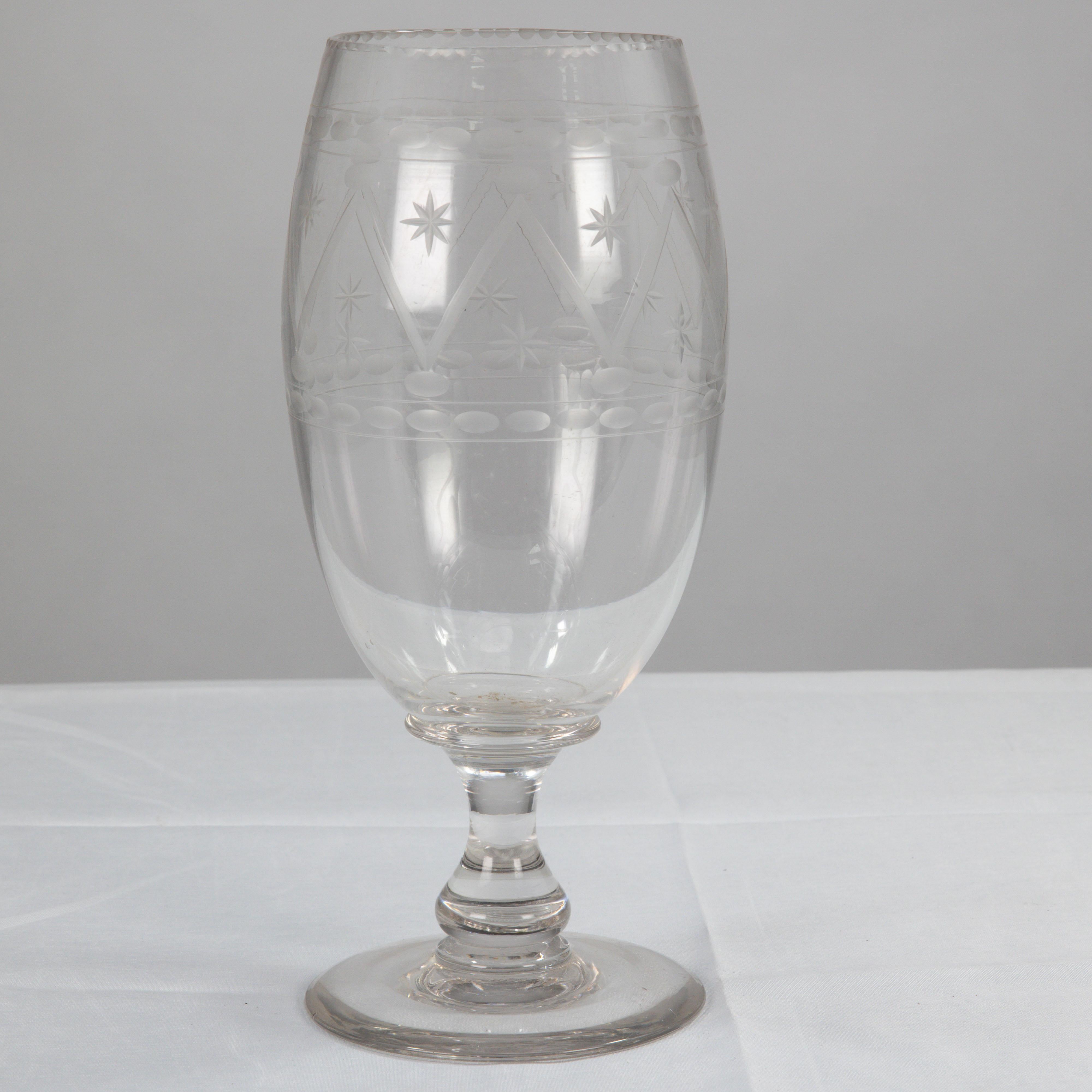 Un grande vaso in vetro color sedano di Aesthetic Movement soffiato a mano in due parti e inciso a mano con stelle e forme.