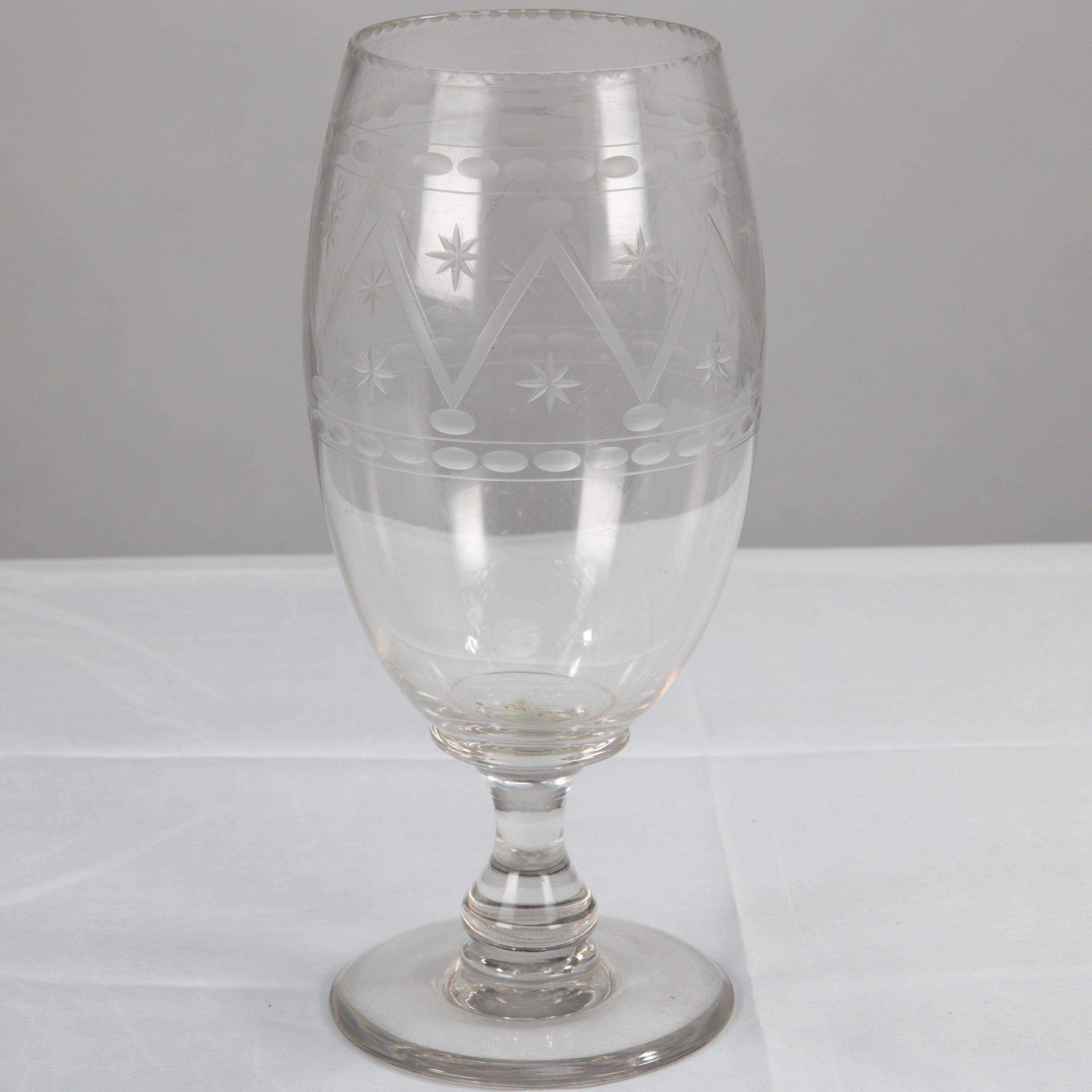 Estetismo Un grande vaso in vetro color sedano dell'Aesthetic Movement soffiato e inciso a mano in vendita