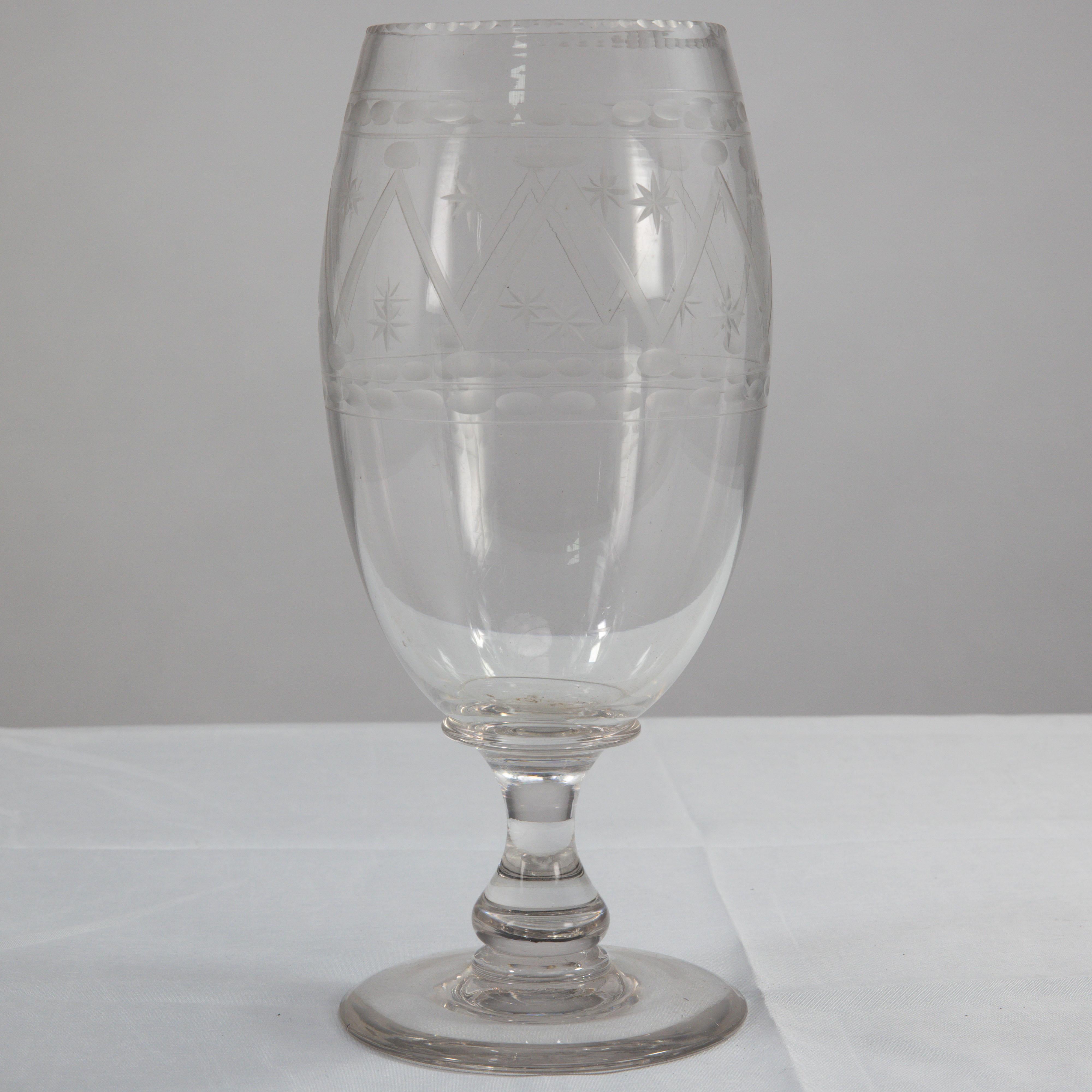 Inglese Un grande vaso in vetro color sedano dell'Aesthetic Movement soffiato e inciso a mano in vendita