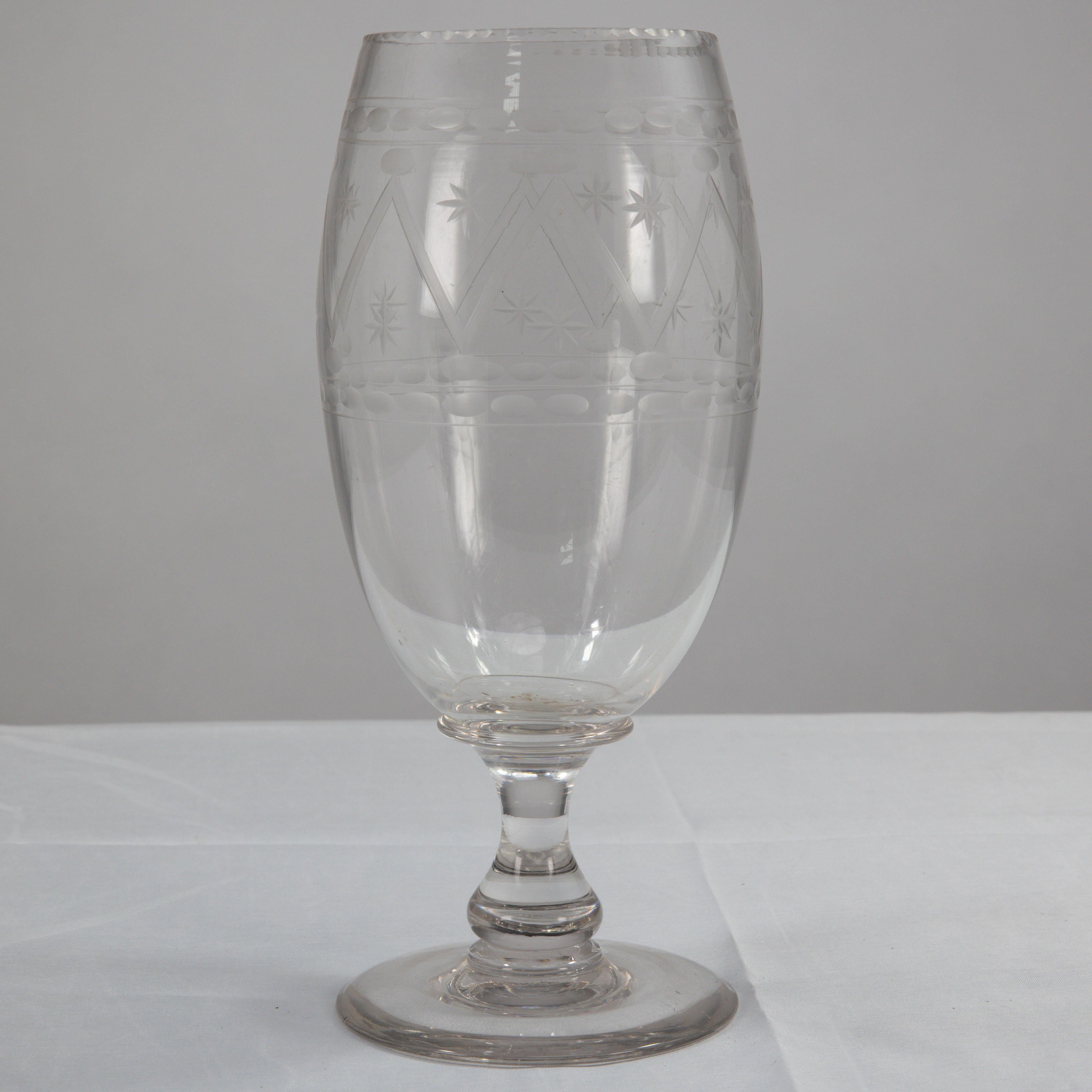 Un grande vaso in vetro color sedano dell'Aesthetic Movement soffiato e inciso a mano In condizioni buone in vendita a London, GB