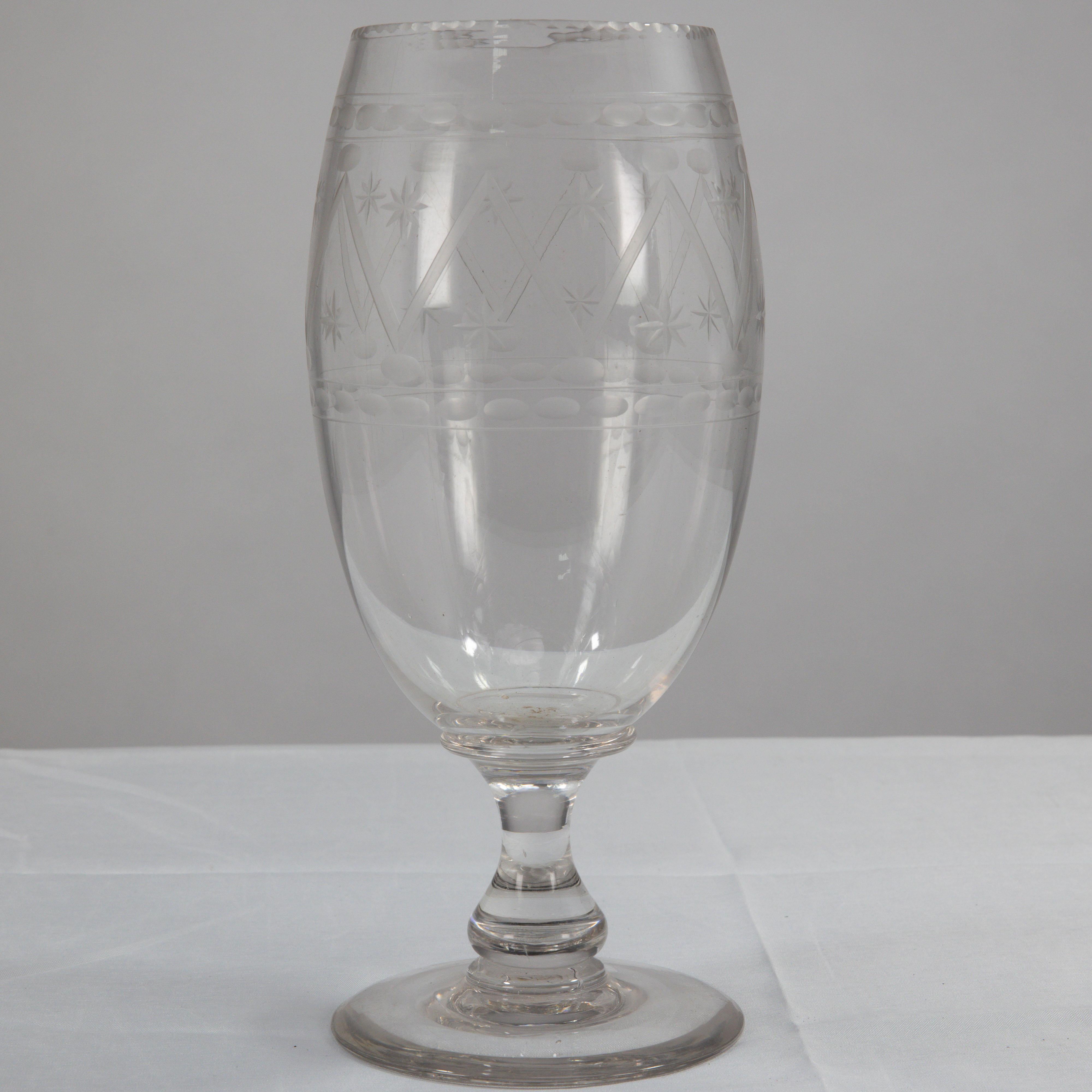 Fine XIX secolo Un grande vaso in vetro color sedano dell'Aesthetic Movement soffiato e inciso a mano in vendita
