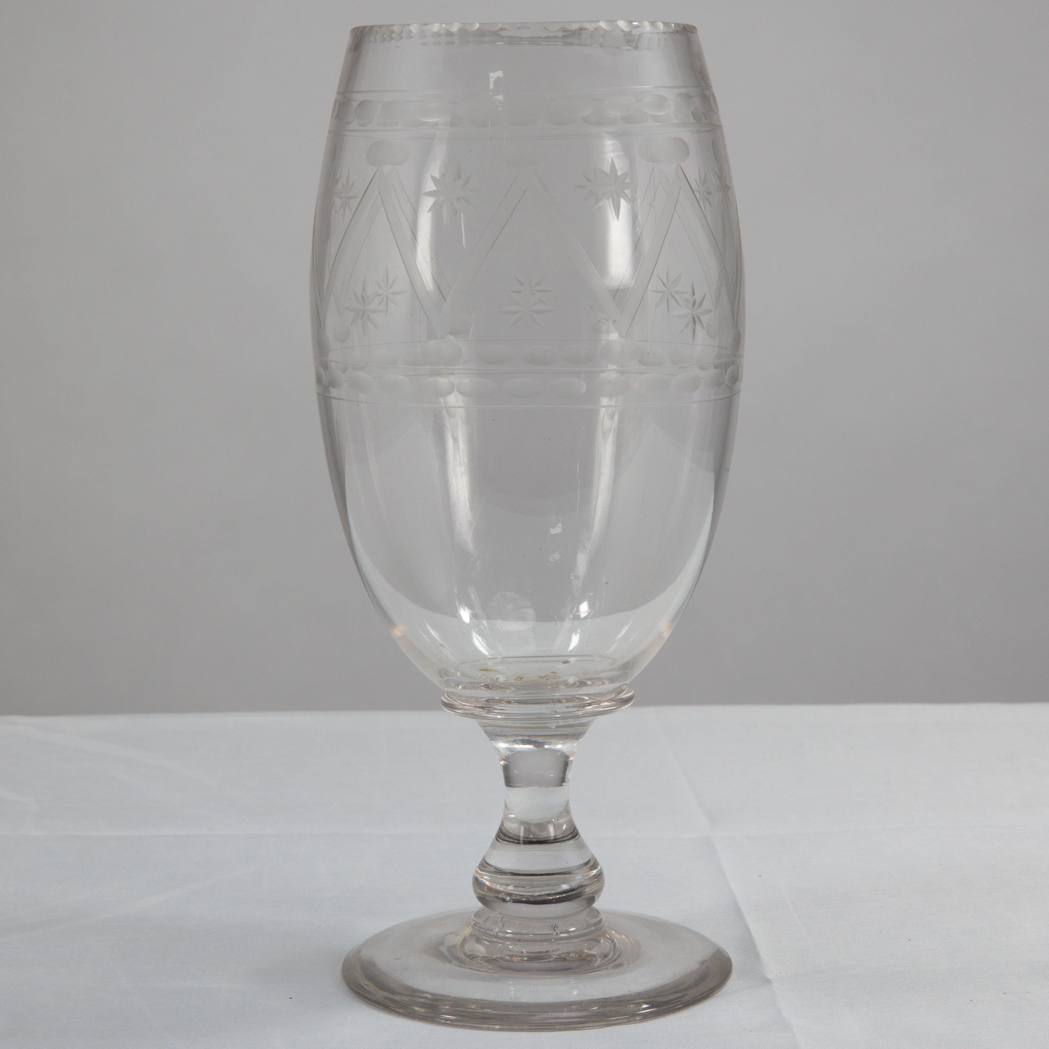 Vetro artistico Un grande vaso in vetro color sedano dell'Aesthetic Movement soffiato e inciso a mano in vendita