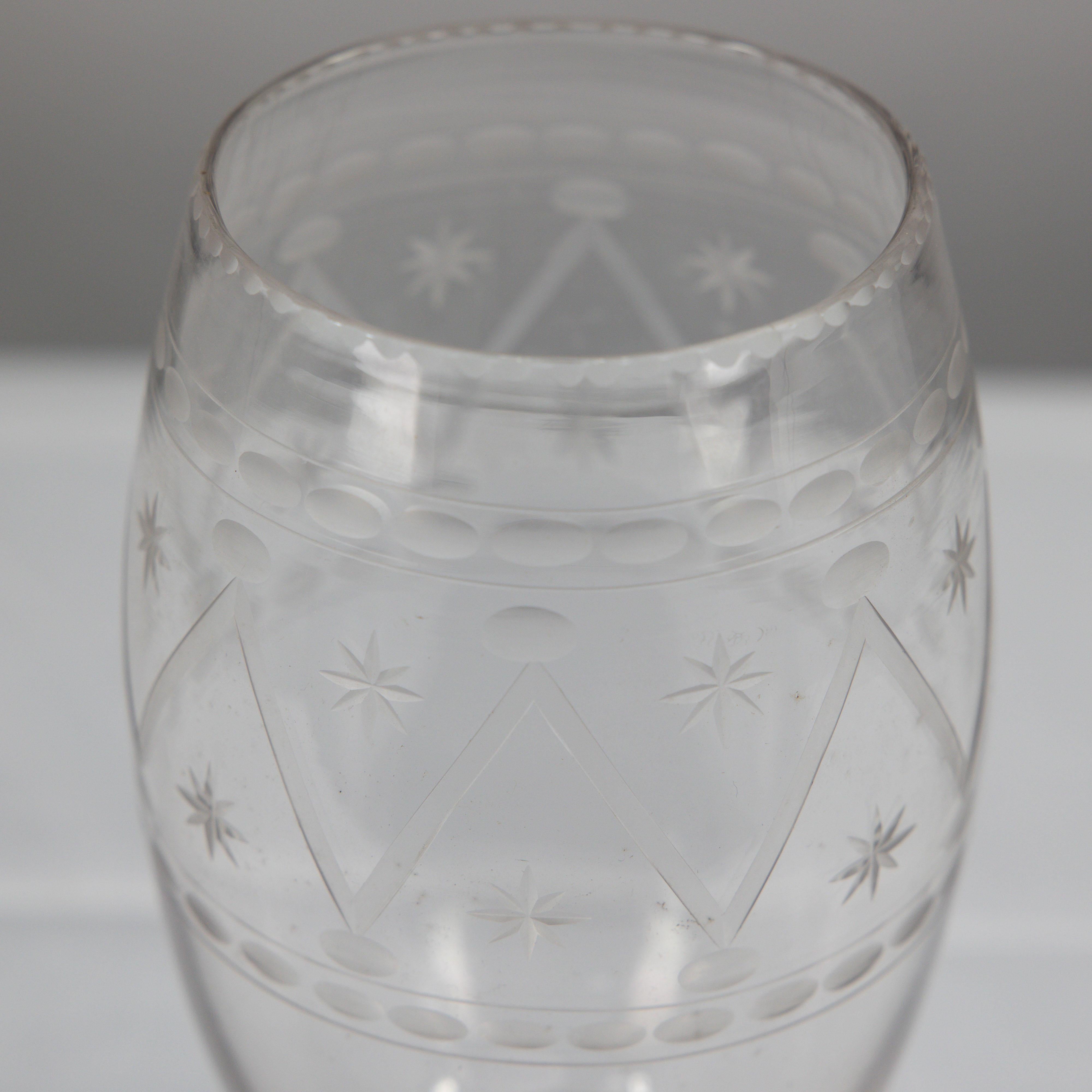 Un grande vaso in vetro color sedano dell'Aesthetic Movement soffiato e inciso a mano in vendita 1