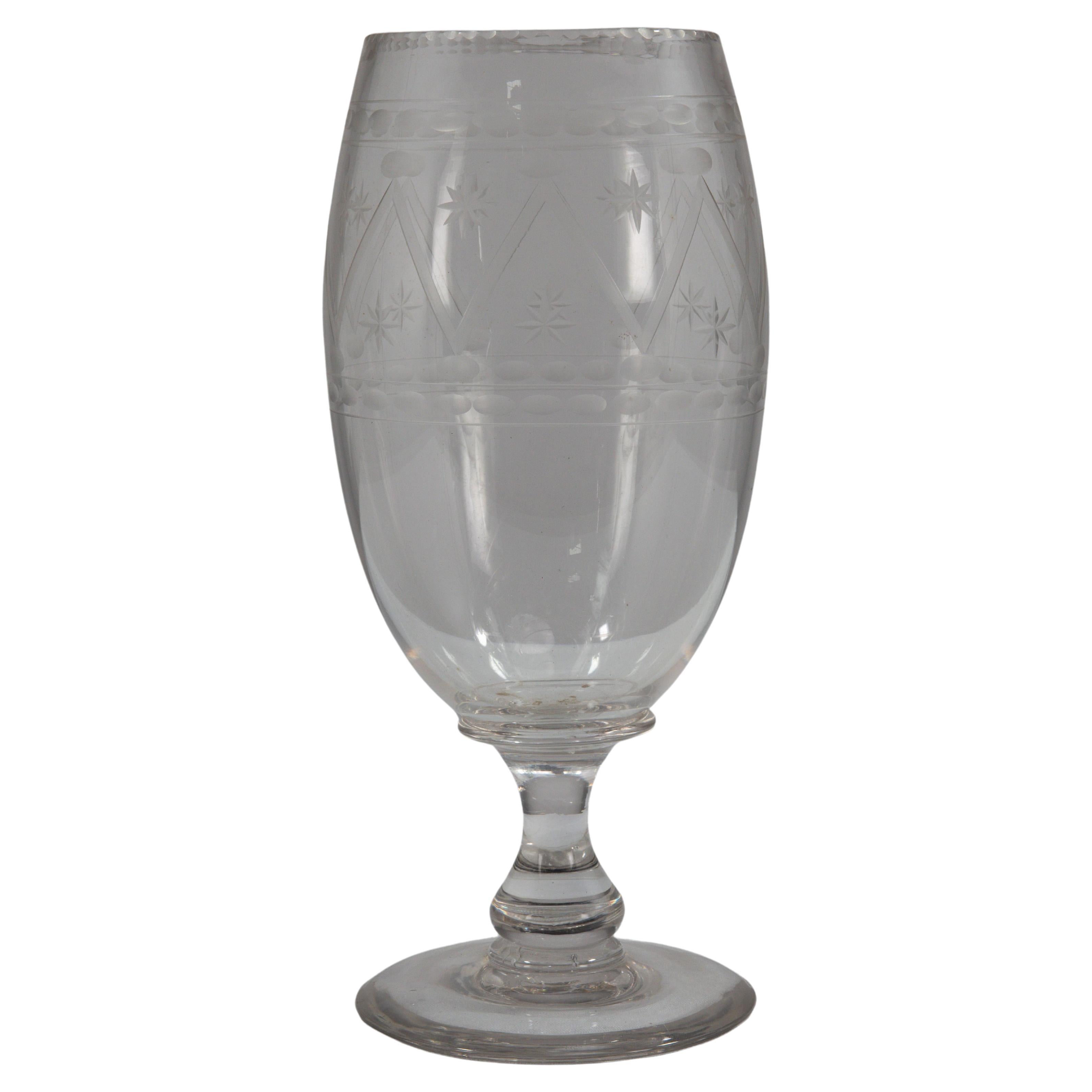 Un grande vaso in vetro color sedano dell'Aesthetic Movement soffiato e inciso a mano