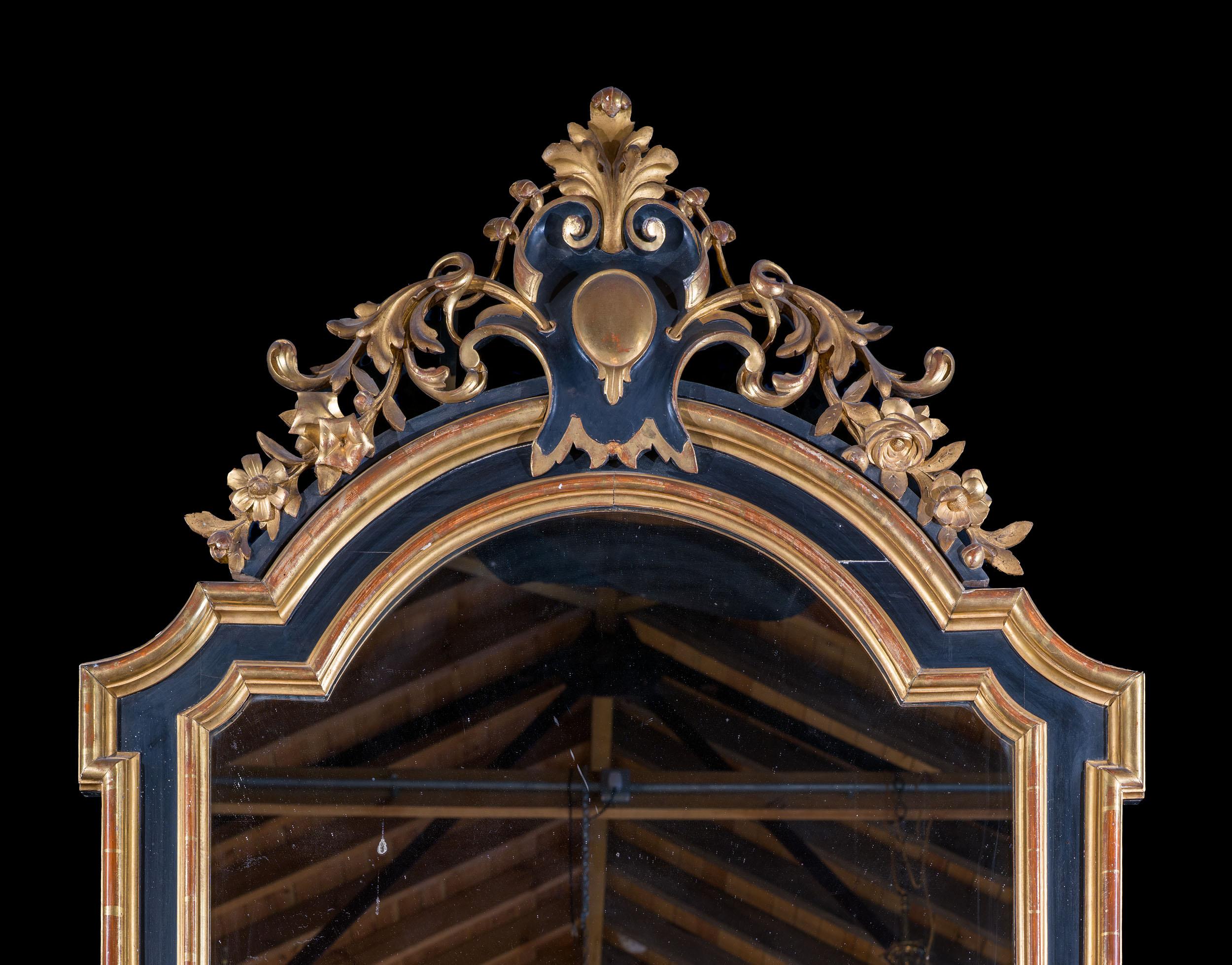 Baroque Grand miroir de cheminée en forme de colis espagnol, doré et ébonisé, à la sculpture audacieuse en vente