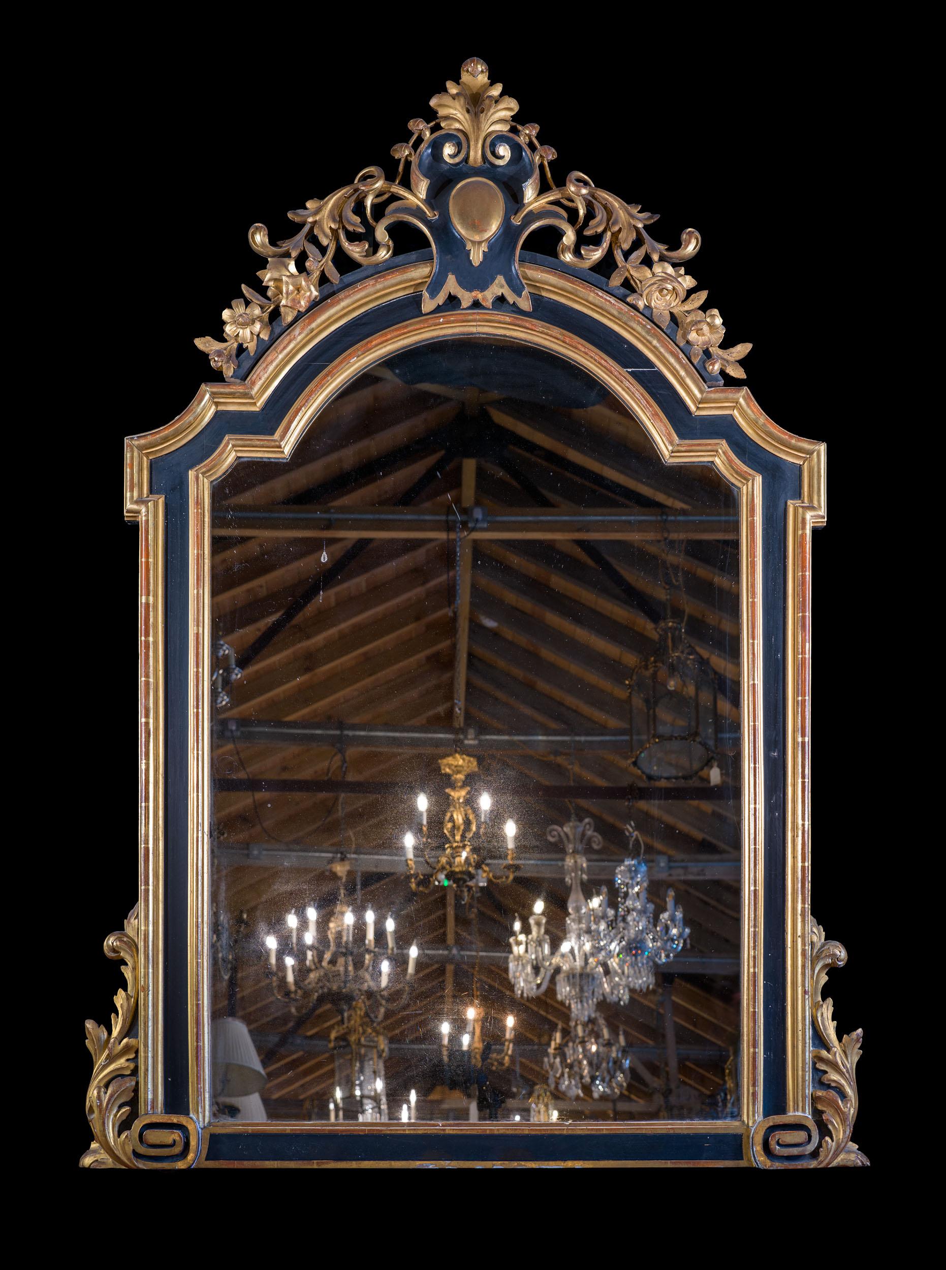 Espagnol Grand miroir de cheminée en forme de colis espagnol, doré et ébonisé, à la sculpture audacieuse en vente