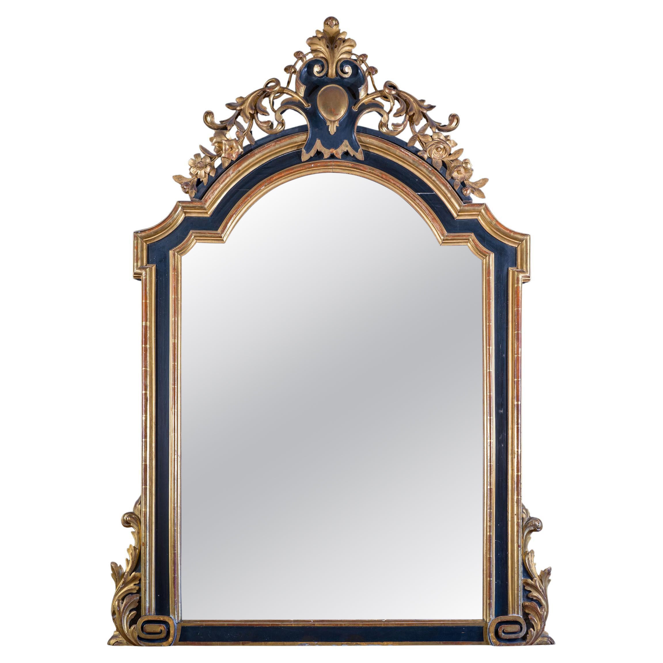 Grand miroir de cheminée en forme de colis espagnol, doré et ébonisé, à la sculpture audacieuse en vente
