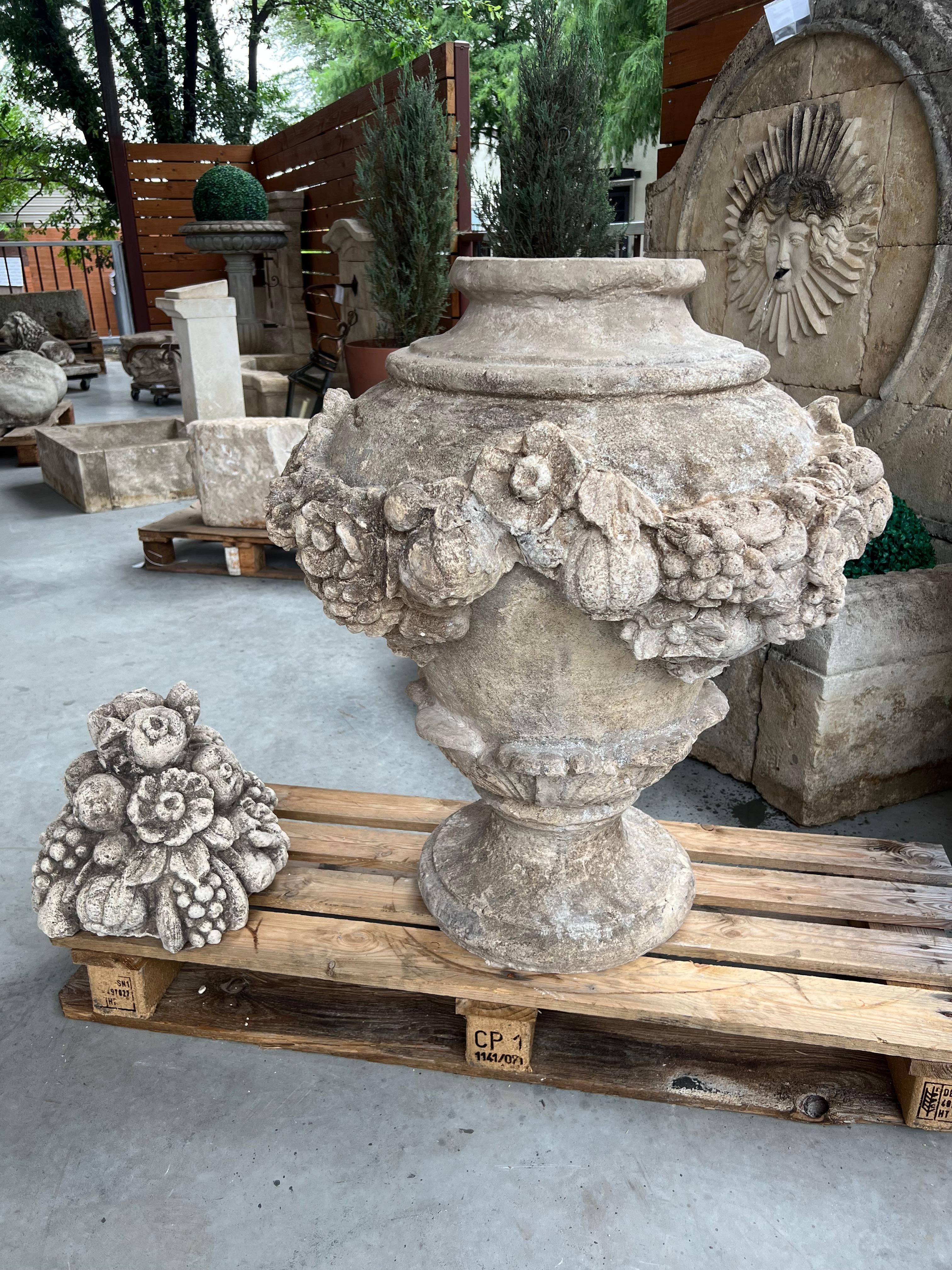 Urna da giardino italiana grande e decorativa con frutta e fiori in composizione di pietra in vendita 3