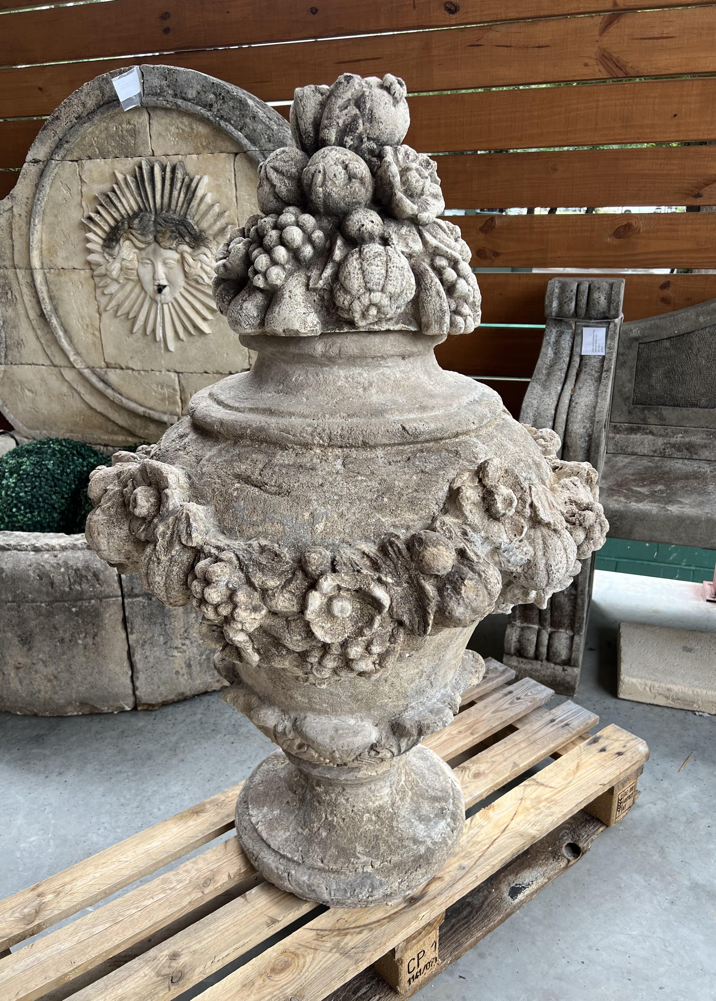 Urna da giardino italiana grande e decorativa con frutta e fiori in composizione di pietra in vendita 4