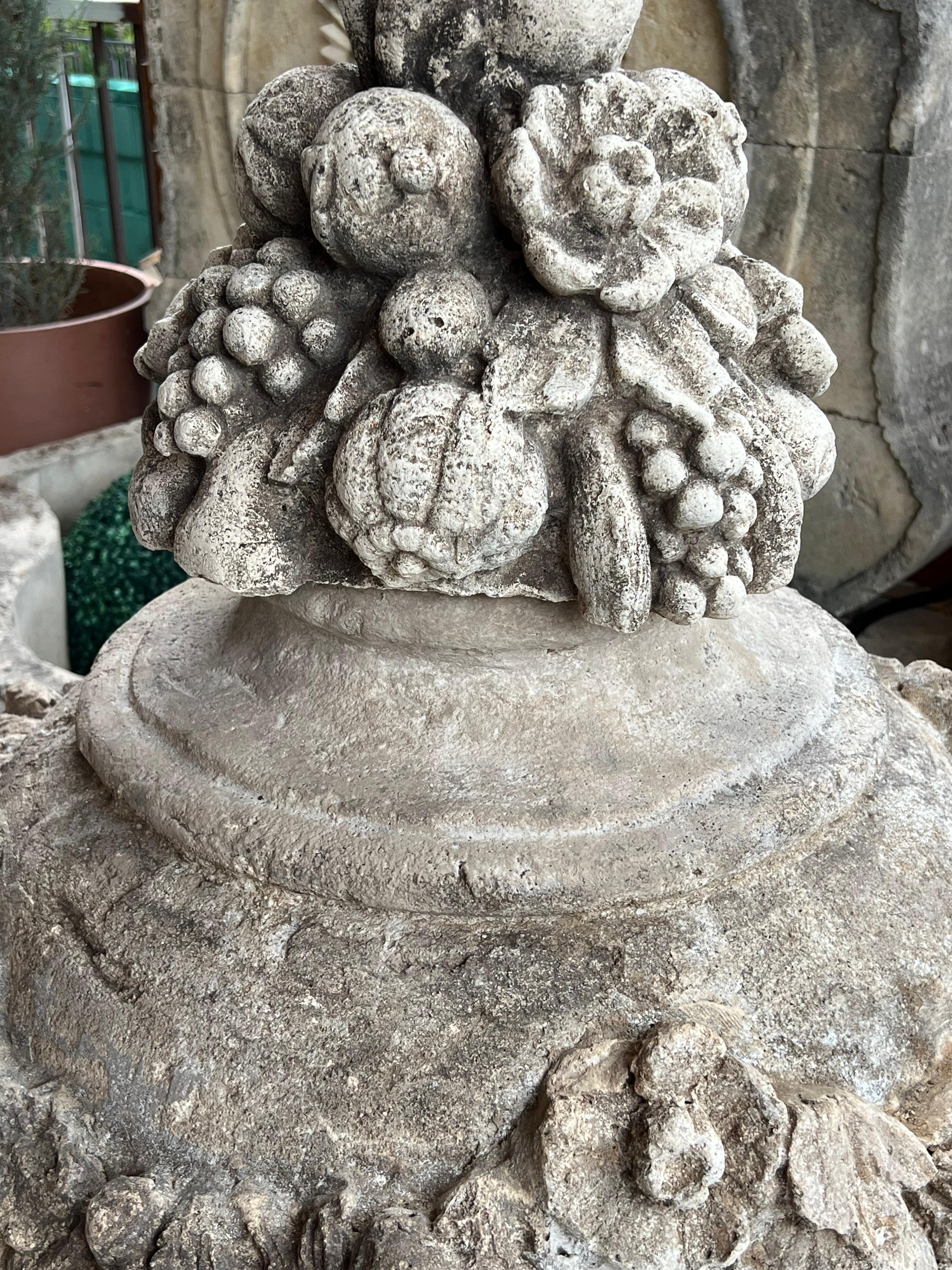 Urna da giardino italiana grande e decorativa con frutta e fiori in composizione di pietra in vendita 5
