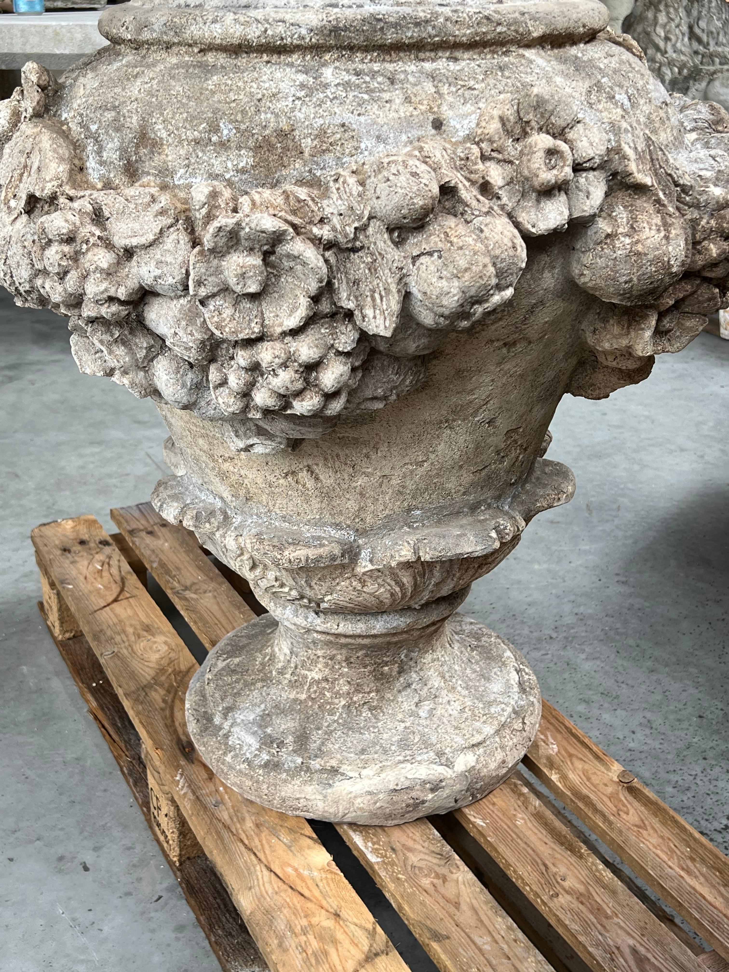 Urna da giardino italiana grande e decorativa con frutta e fiori in composizione di pietra in vendita 6