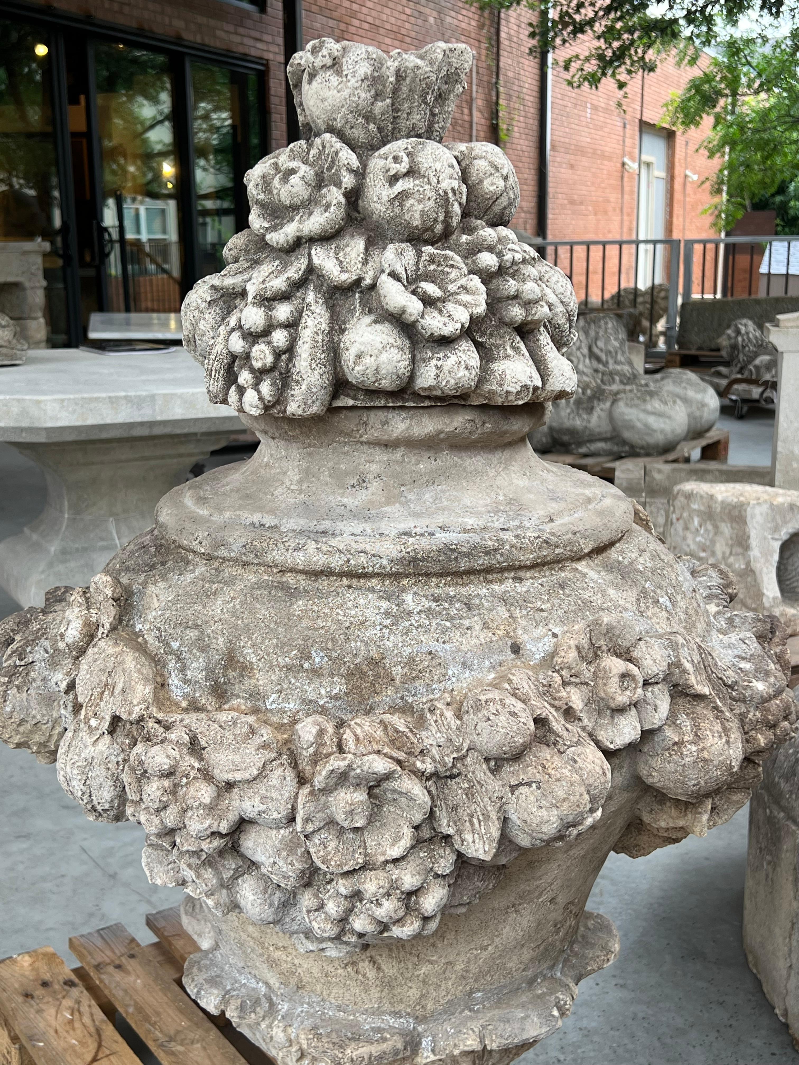 Urna da giardino italiana grande e decorativa con frutta e fiori in composizione di pietra in vendita 7