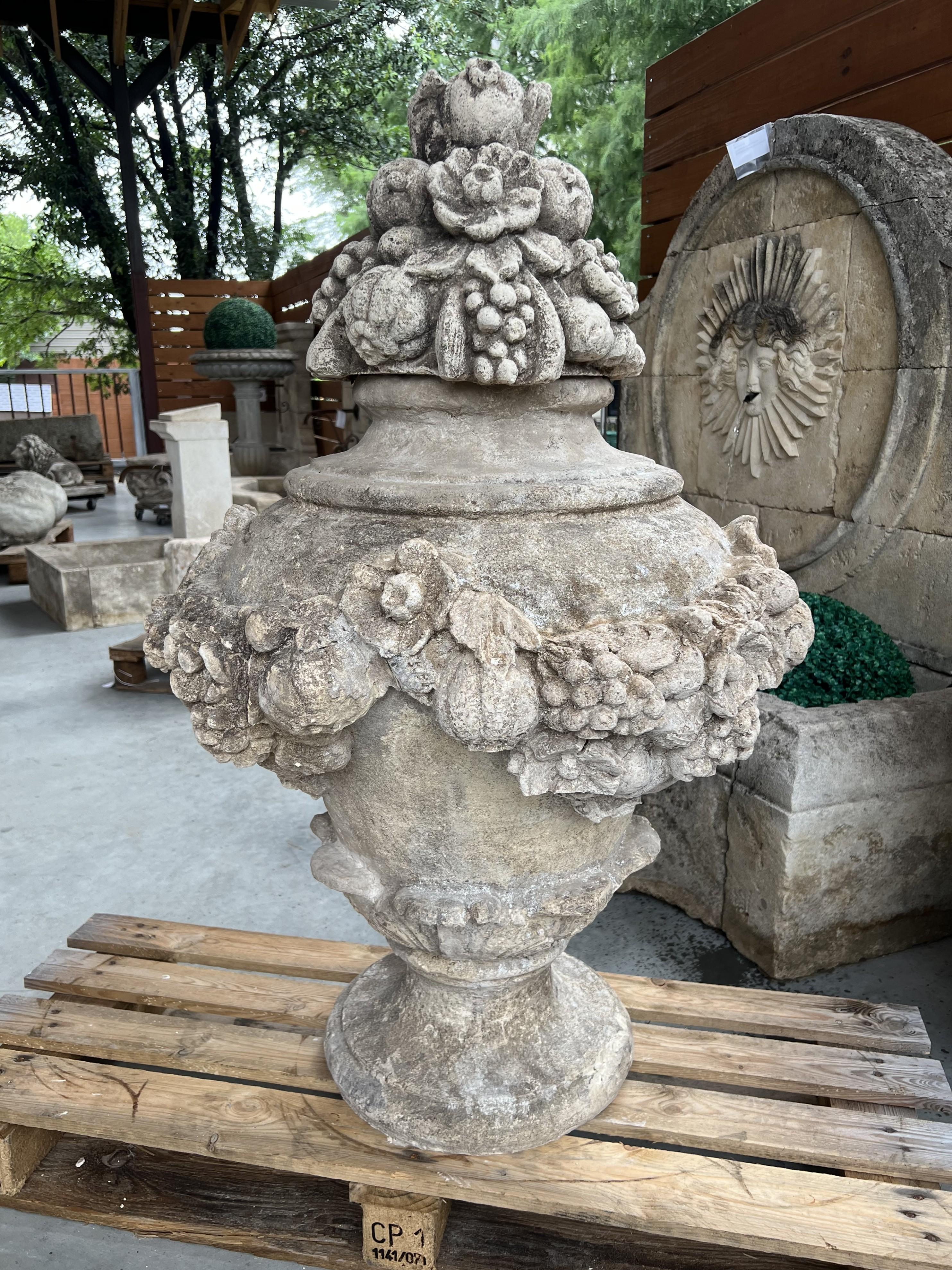 Urna da giardino italiana grande e decorativa con frutta e fiori in composizione di pietra in vendita 8