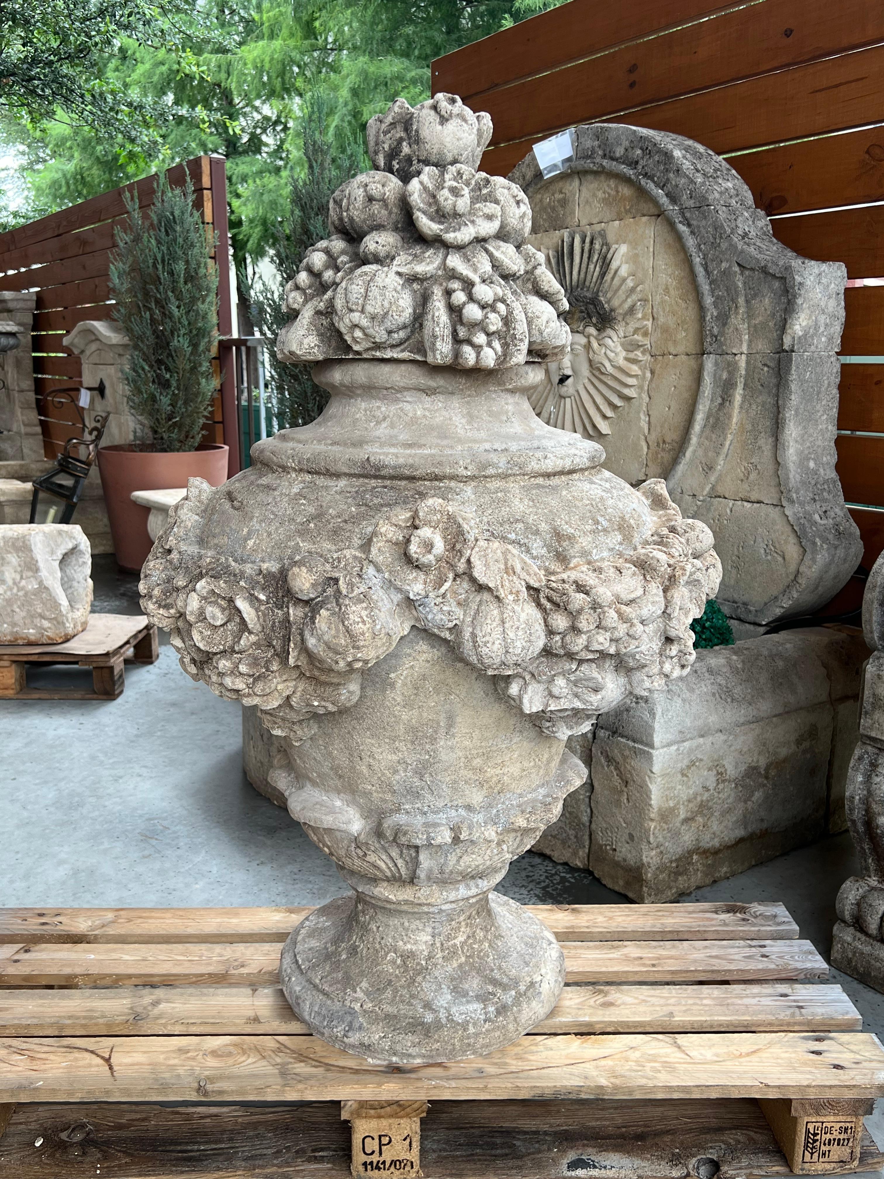 Italiano Urna da giardino italiana grande e decorativa con frutta e fiori in composizione di pietra in vendita