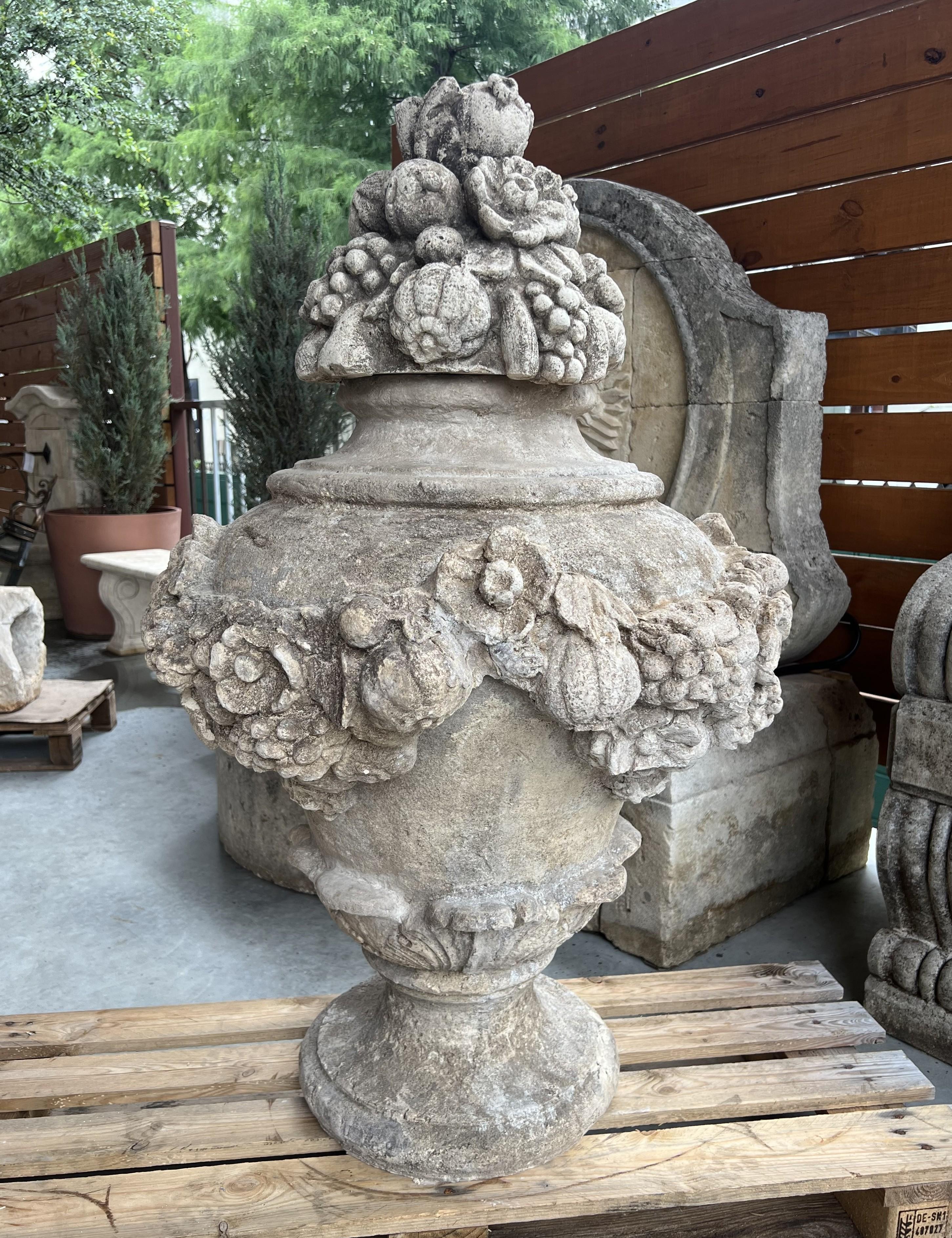 Calco Urna da giardino italiana grande e decorativa con frutta e fiori in composizione di pietra in vendita