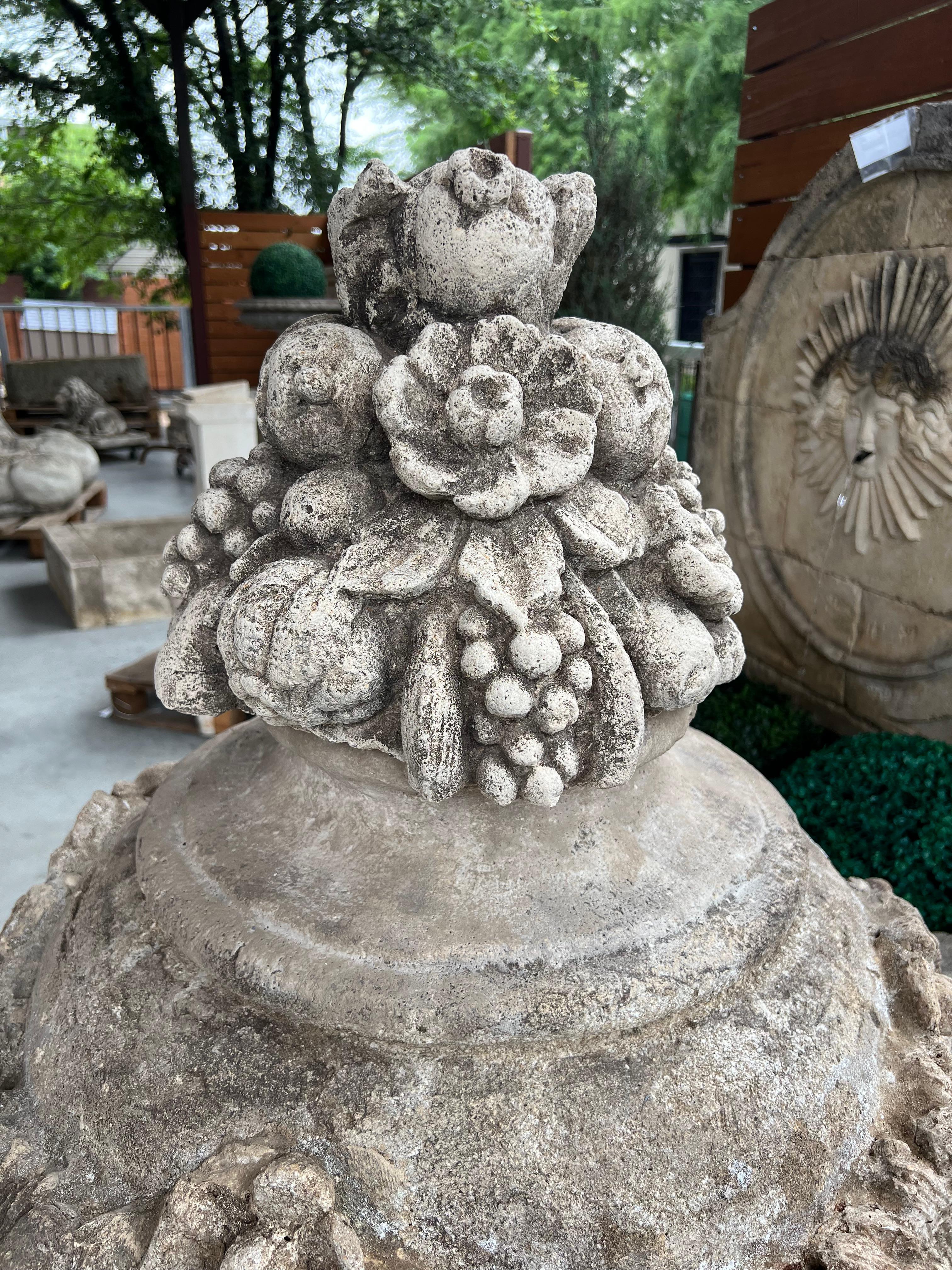 Urna da giardino italiana grande e decorativa con frutta e fiori in composizione di pietra In condizioni buone in vendita a Dallas, TX