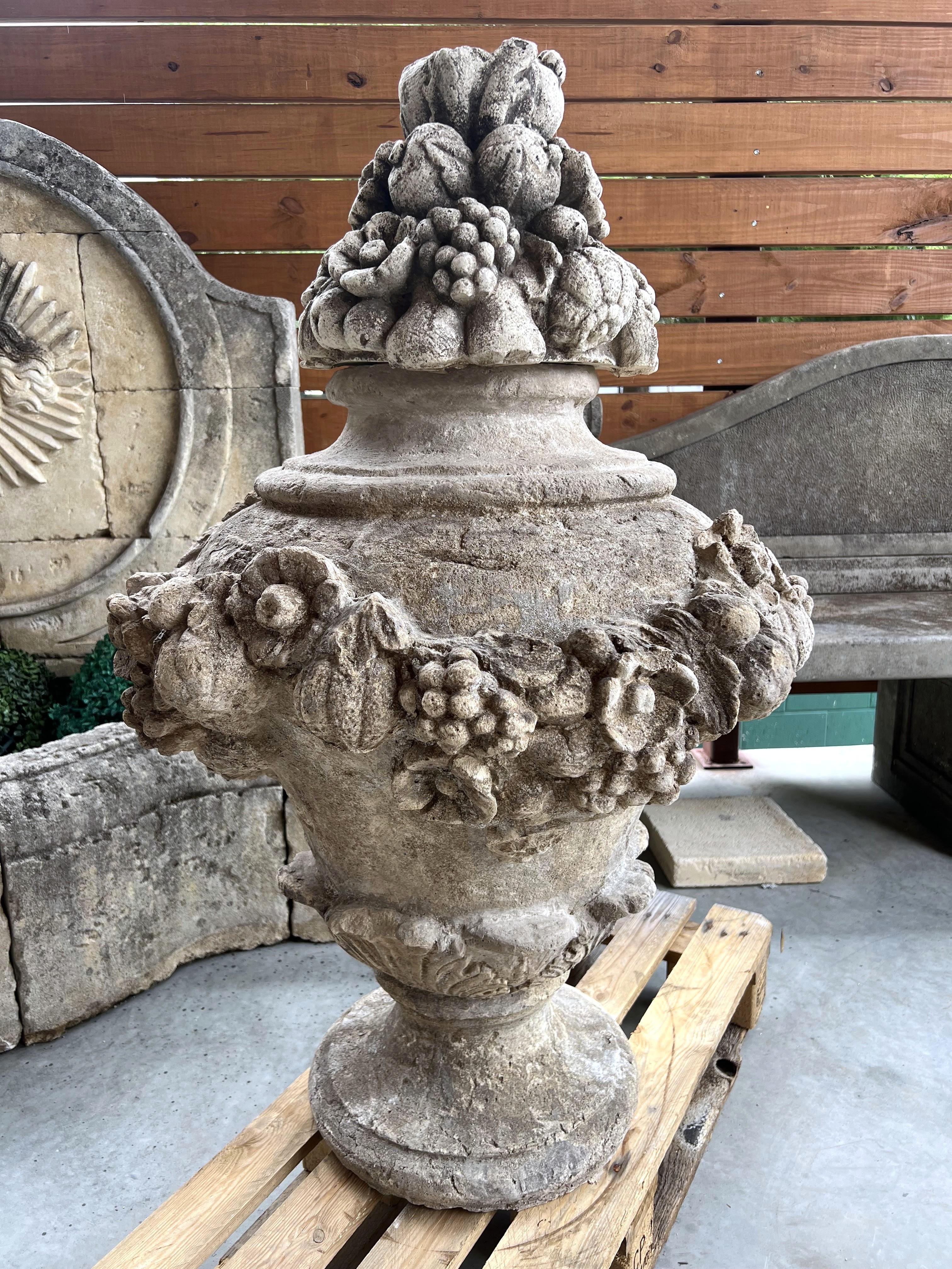 Urna da giardino italiana grande e decorativa con frutta e fiori in composizione di pietra in vendita 1