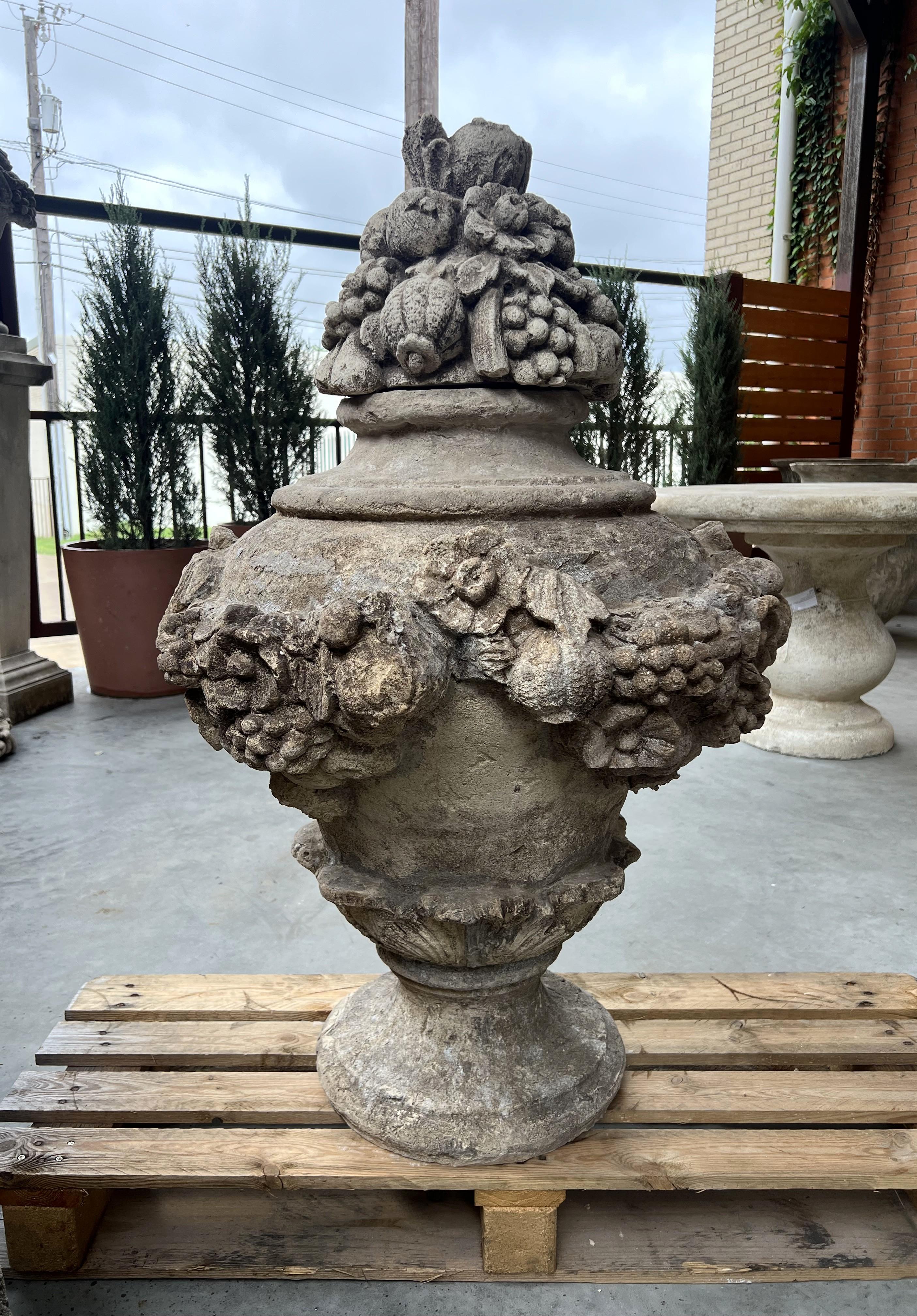 Urna da giardino italiana grande e decorativa con frutta e fiori in composizione di pietra in vendita 2