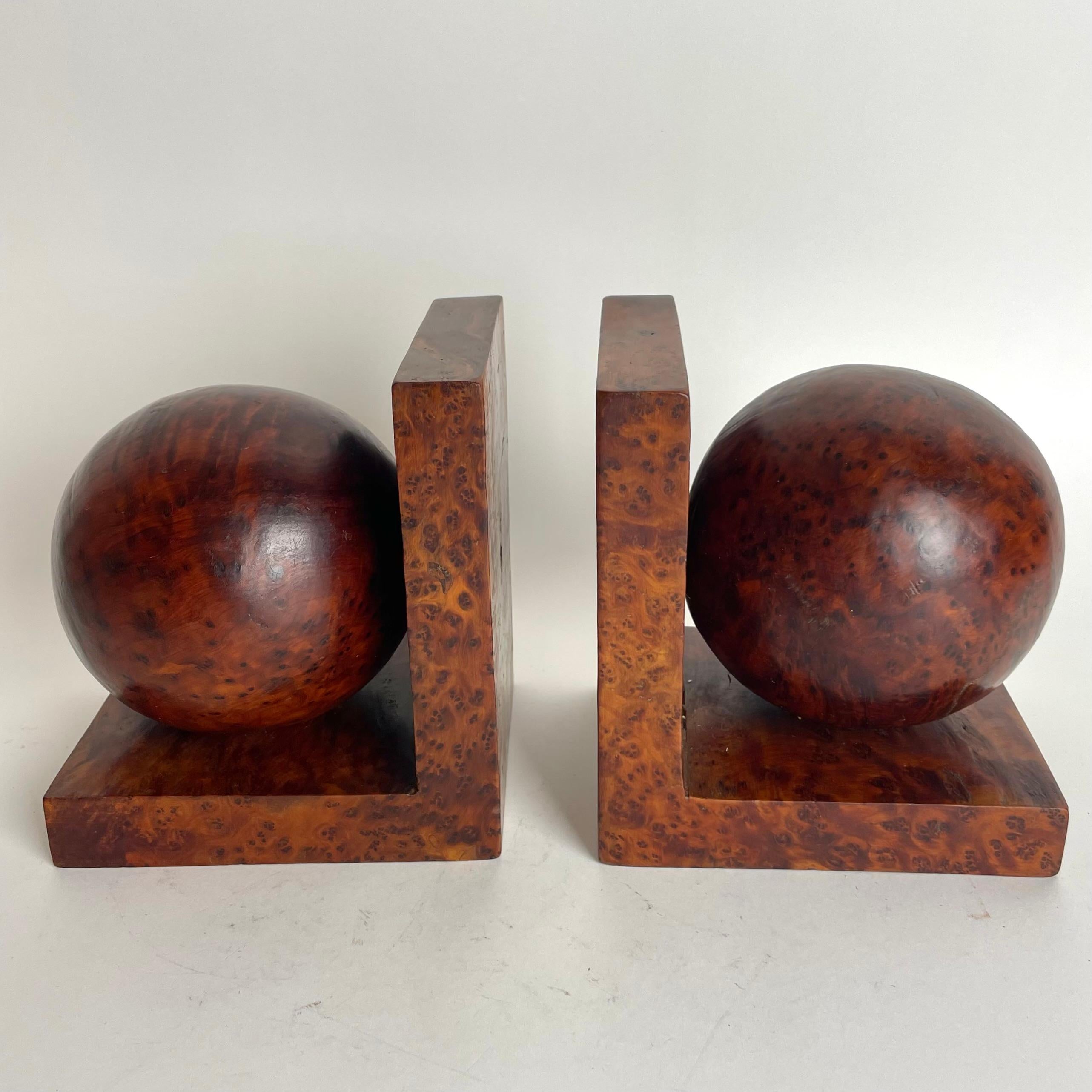 Un par de grandes y elegantes sujetalibros de raíz de tuya. Art decó, años 30 Art Decó en venta